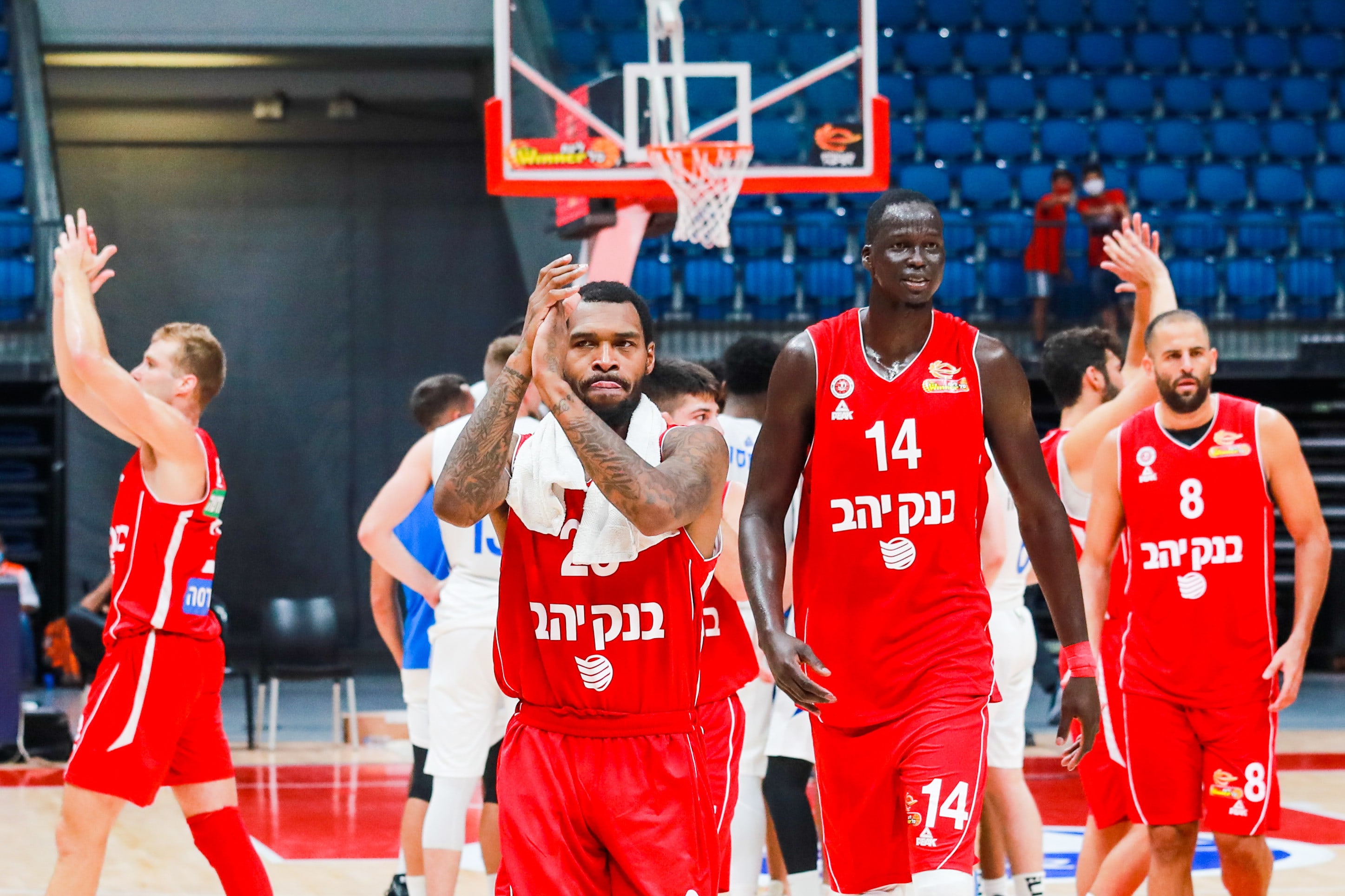 שחקני הפועל ירושלים רטין אובאסוהן, ת'ון מייקר, שגב דוד חוגגים