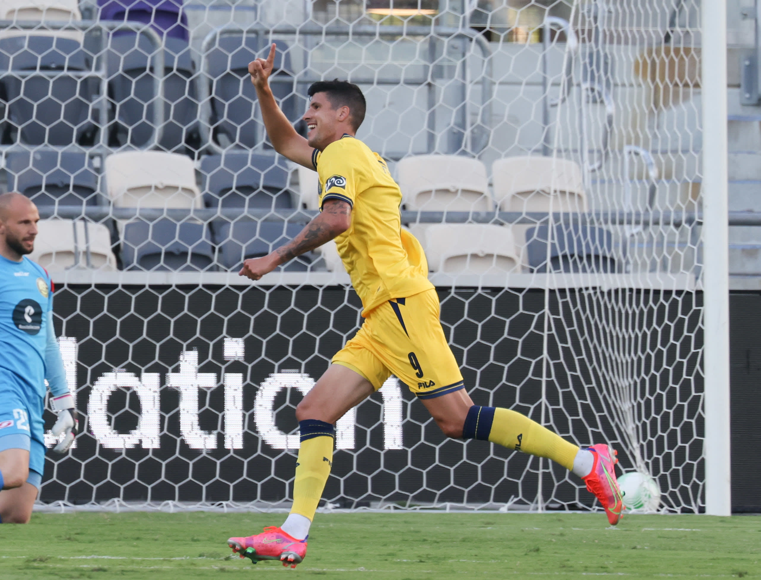 סטיפה פריצה שחקן מכבי תל אביב חוגג שער