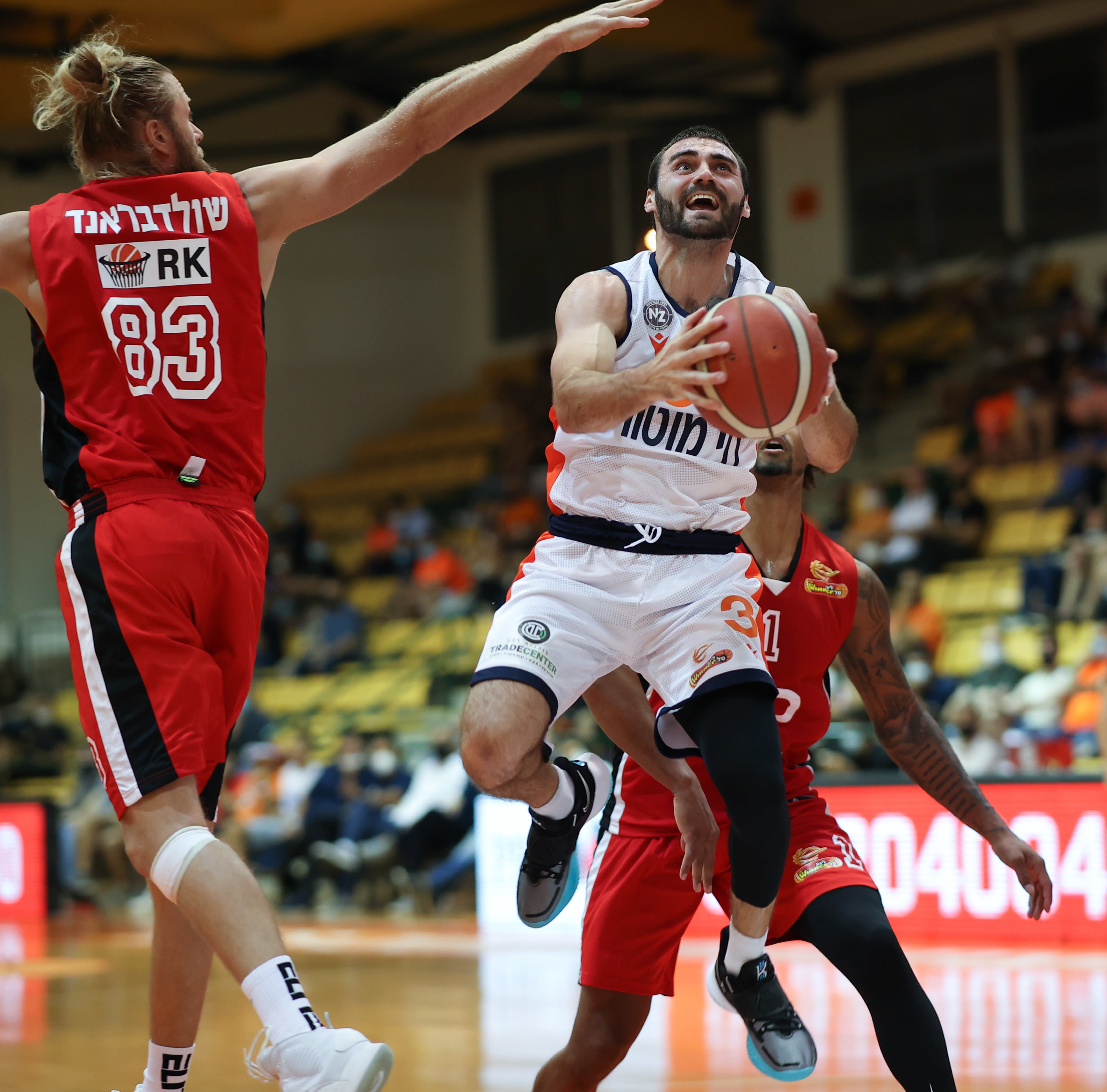 שחקן עירוני נס ציונה מאט פארל מול שחקן הפועל תל אביב יהונתן שולדבראנד