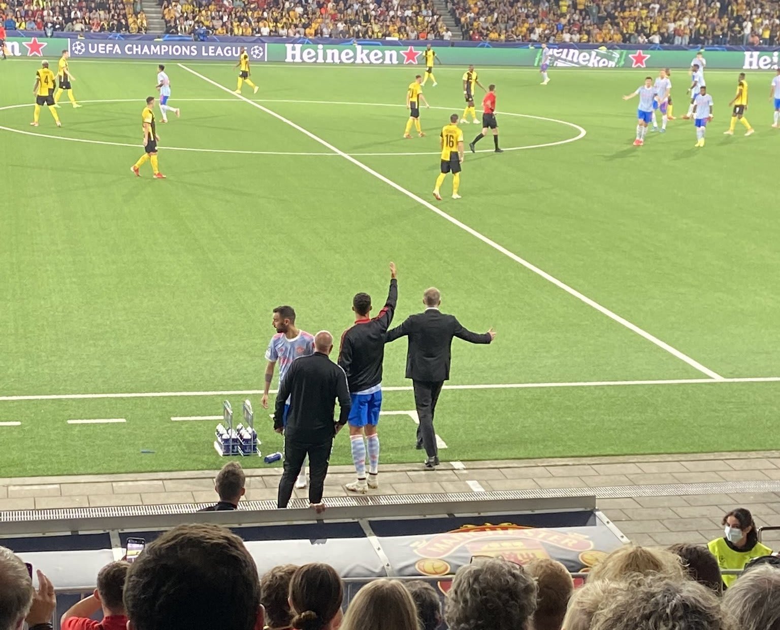 כריסטיאנו רונאלדו מתדרך את שחקני מנצ'סטר יונייטד