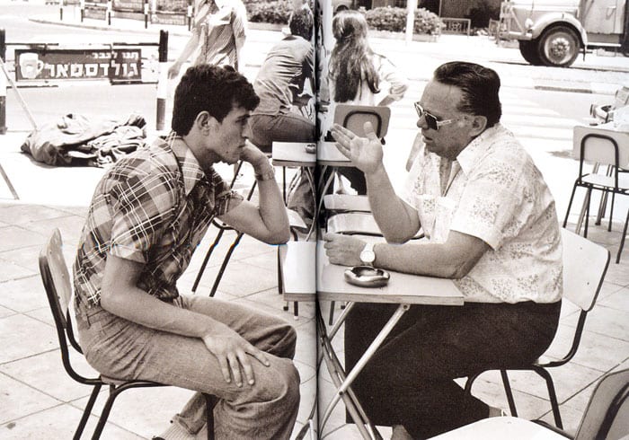 אורי מלמיליאן יושב עם דוביד שוייצר בבית קפה