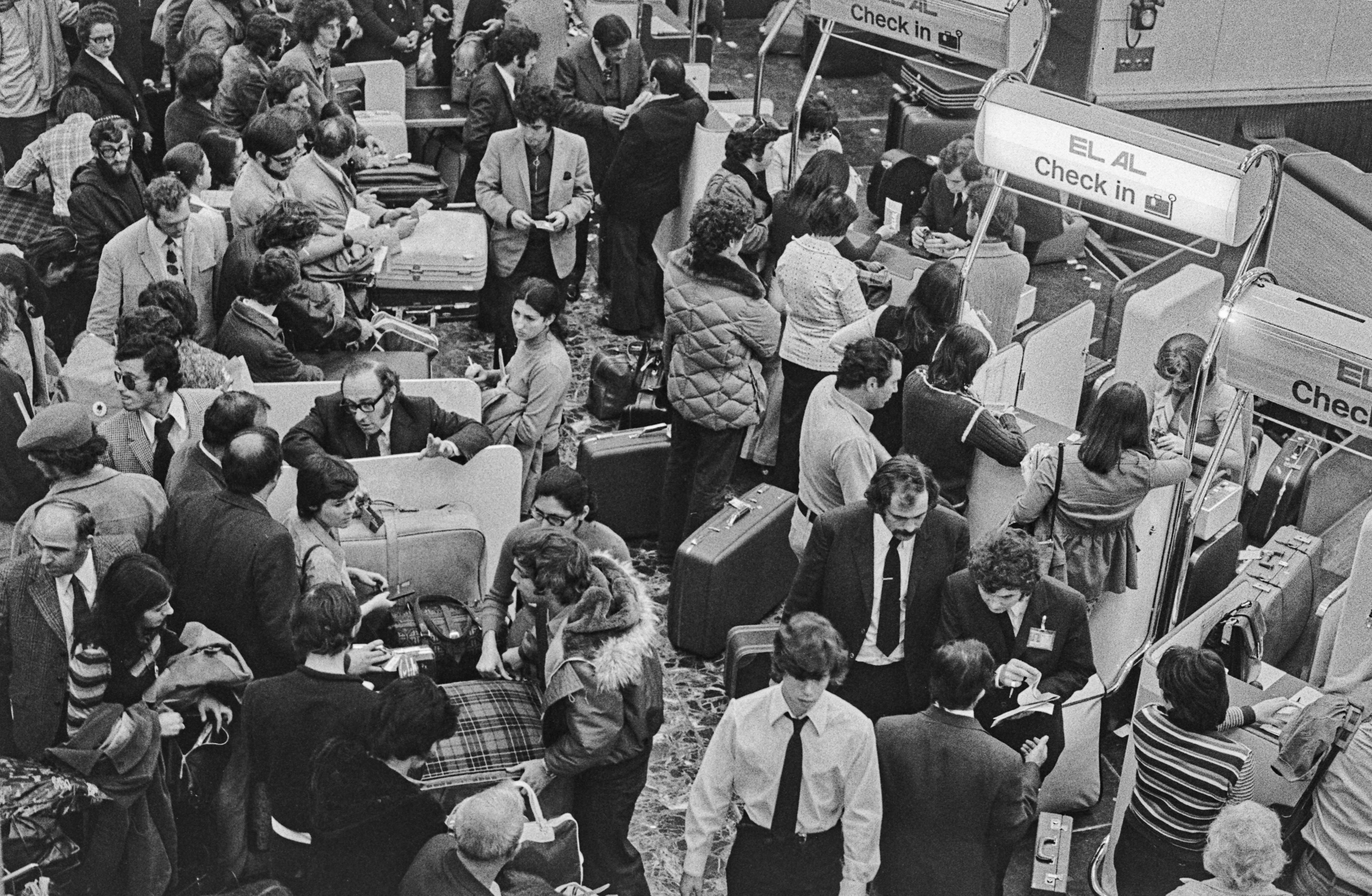 דוכן הצ'ק אין של אל על, לונדון, 1973 במלחמת יום הכיפורים