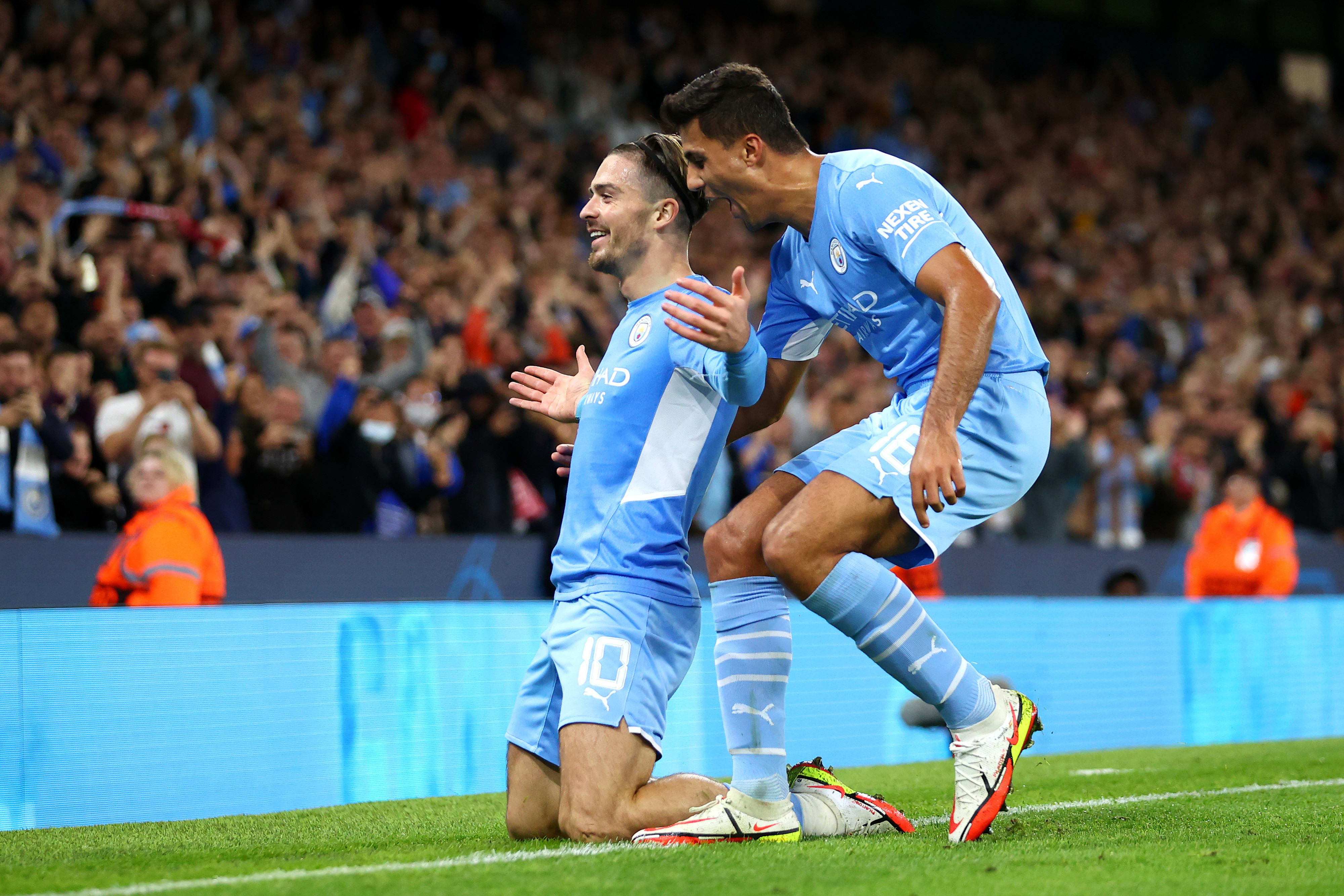 שחקן מנצ'סטר סיטי רודרי חוגג שער עם ג'ק גריליש