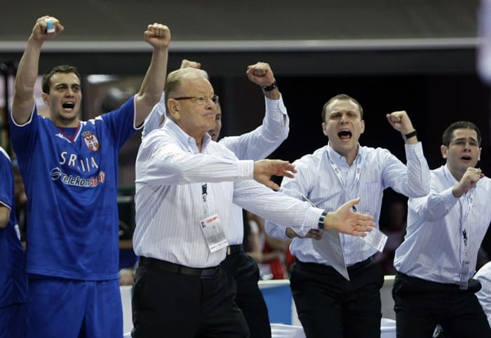 מאמן נבחרת סרביה דושאן איבקוביץ' חוגג עם נבחרתו