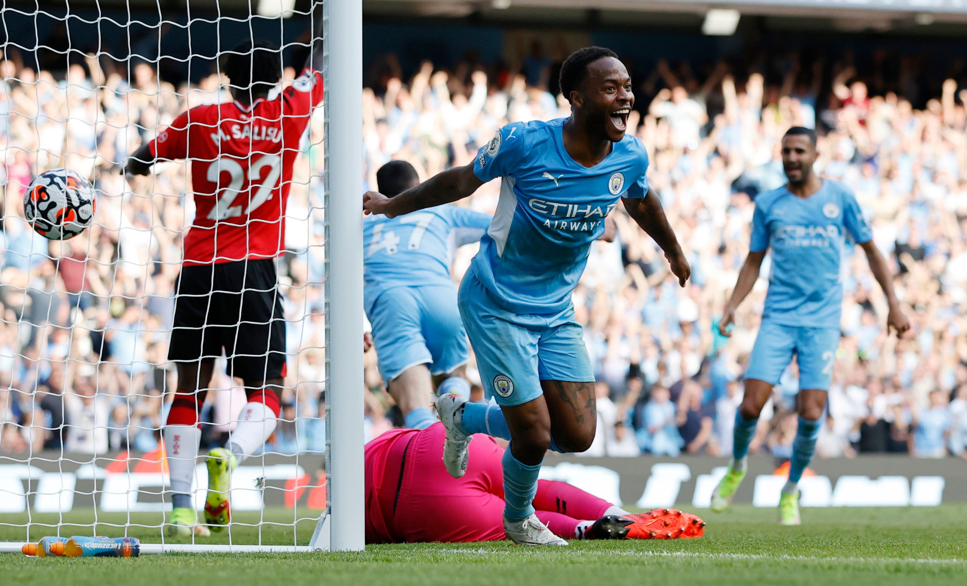 ראחים סטרלינג שחקן מנצ'סטר סיטי חוגג שער פסול