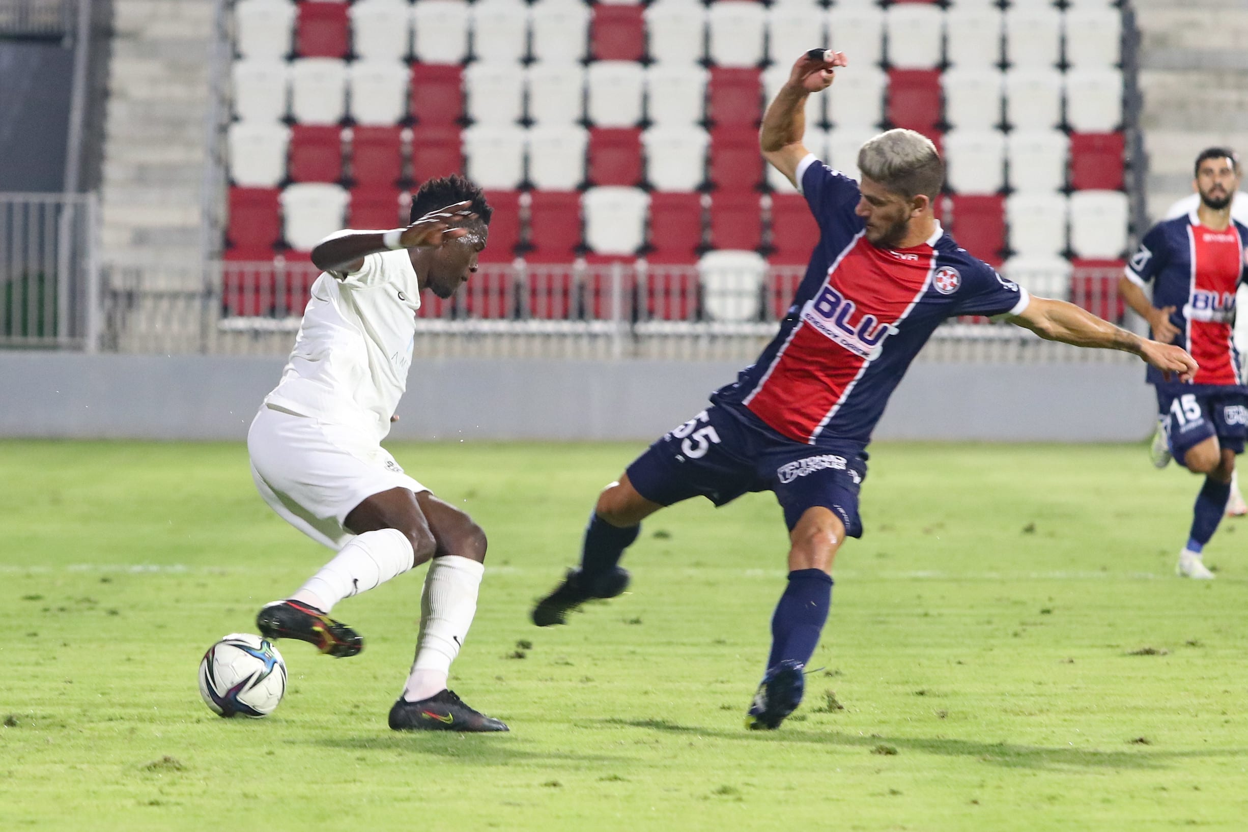 רועי שוקרני שחקן הפועל נוף הגליל מול פאהד באיו שחקן מ.ס. אשדוד