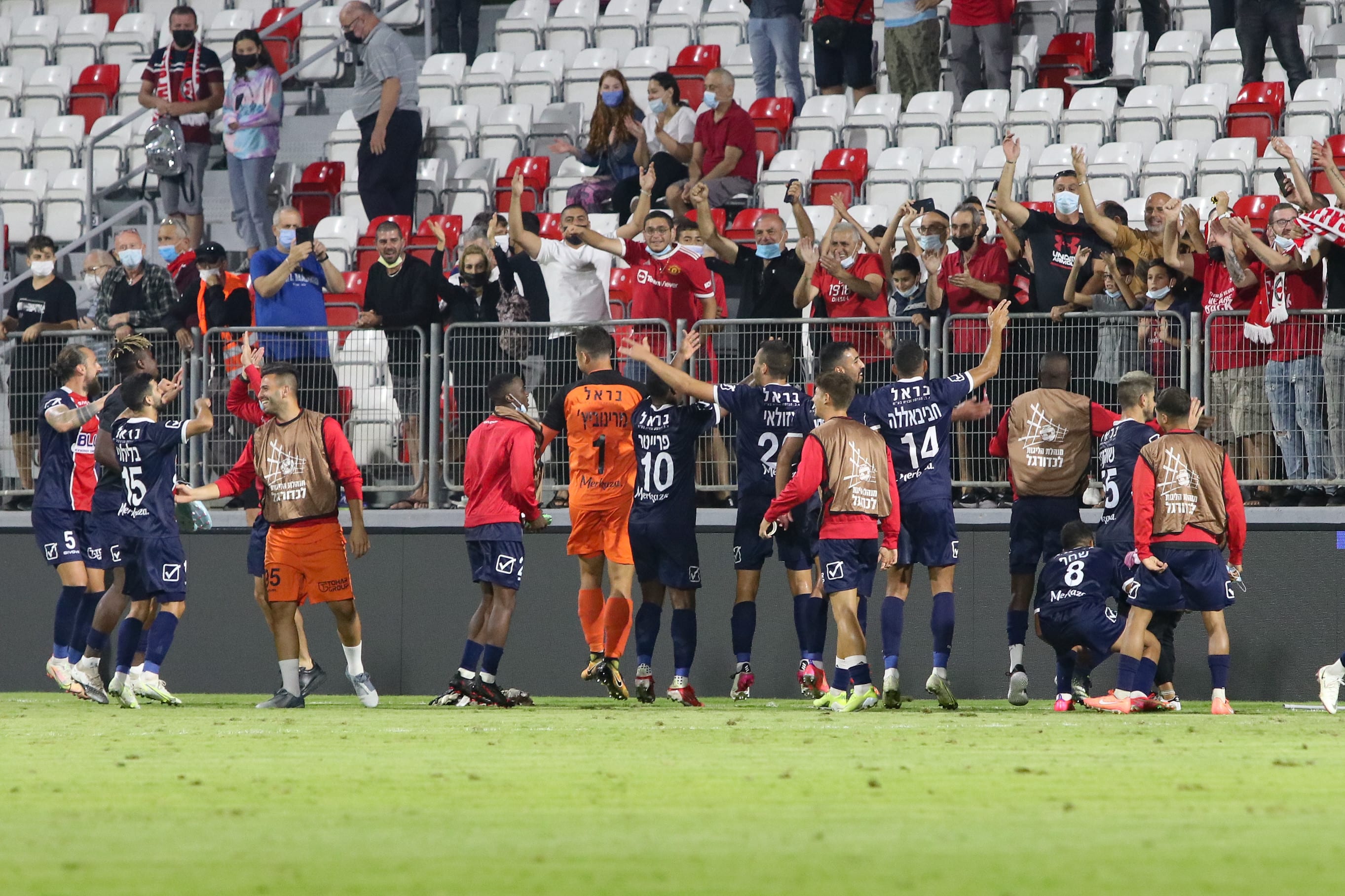 שחקני הפועל נוף הגליל חוגגים עם הקהל