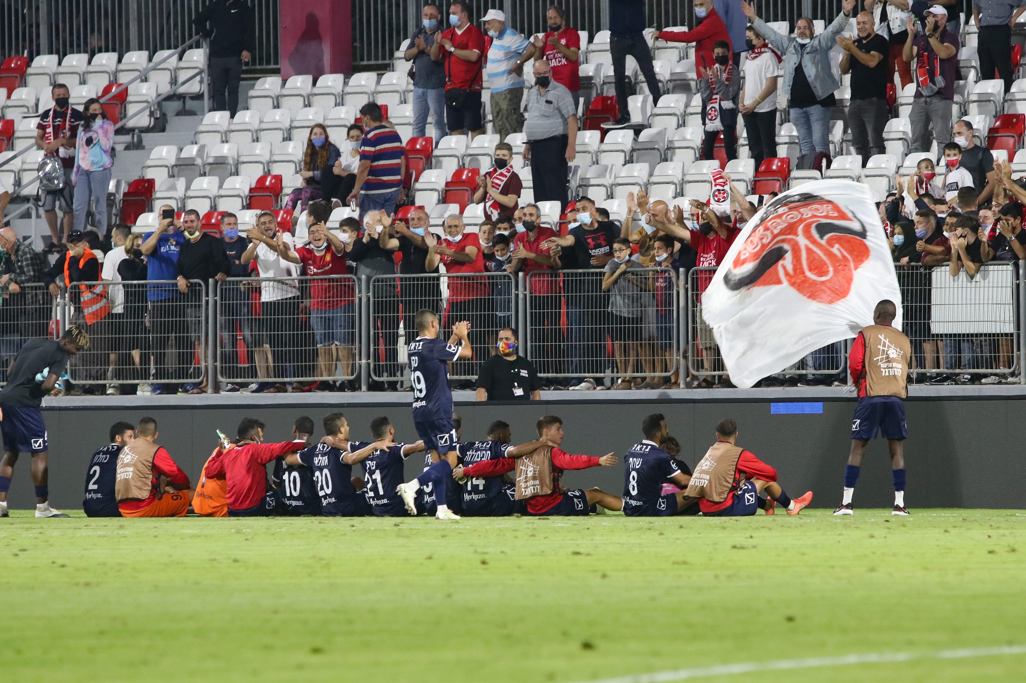 שחקני הפועל נוף הגליל חוגגים עם הקהל