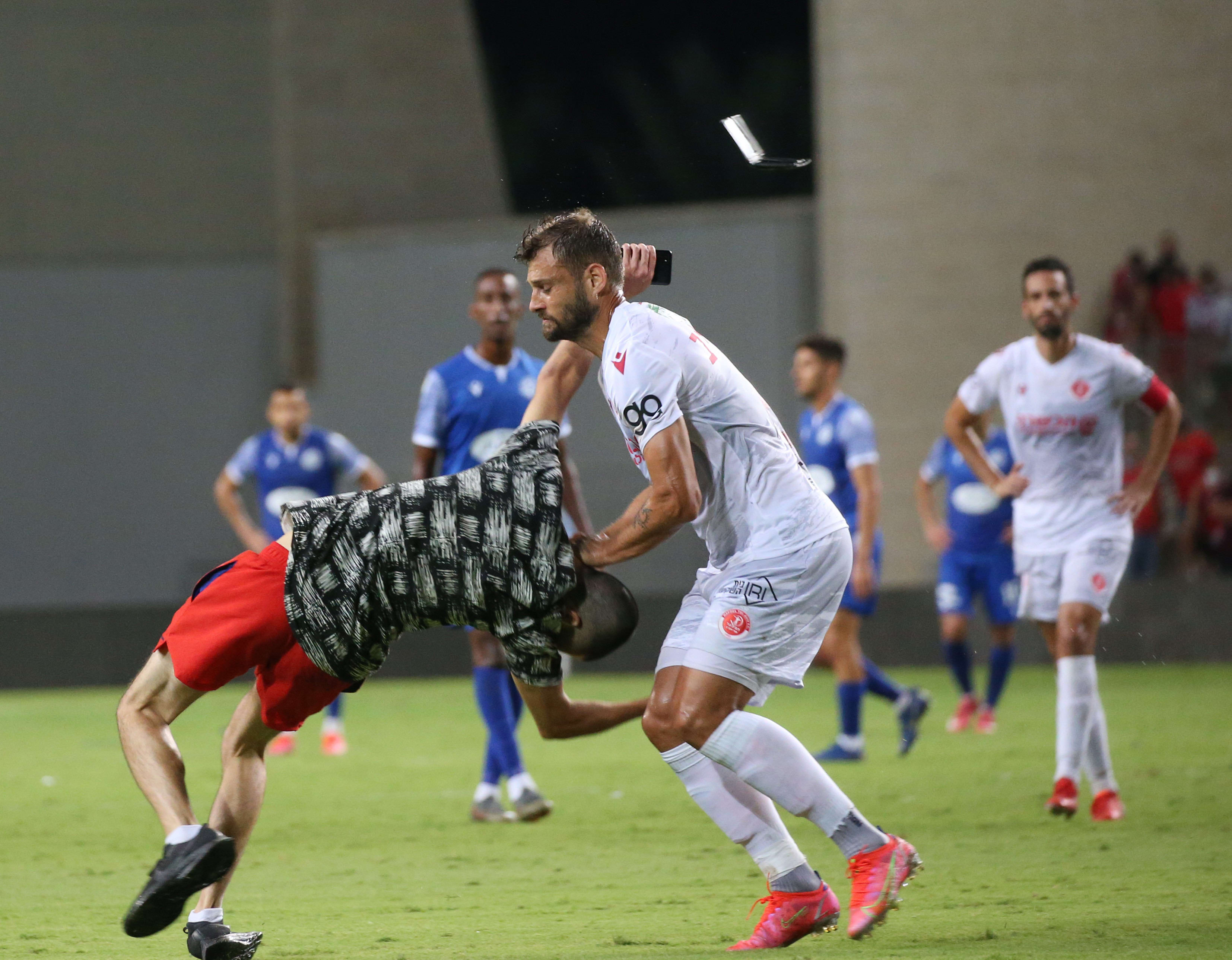 שחקן הפועל תל אביב אדי גוטליב, פוגע באוהד שתקף אותו