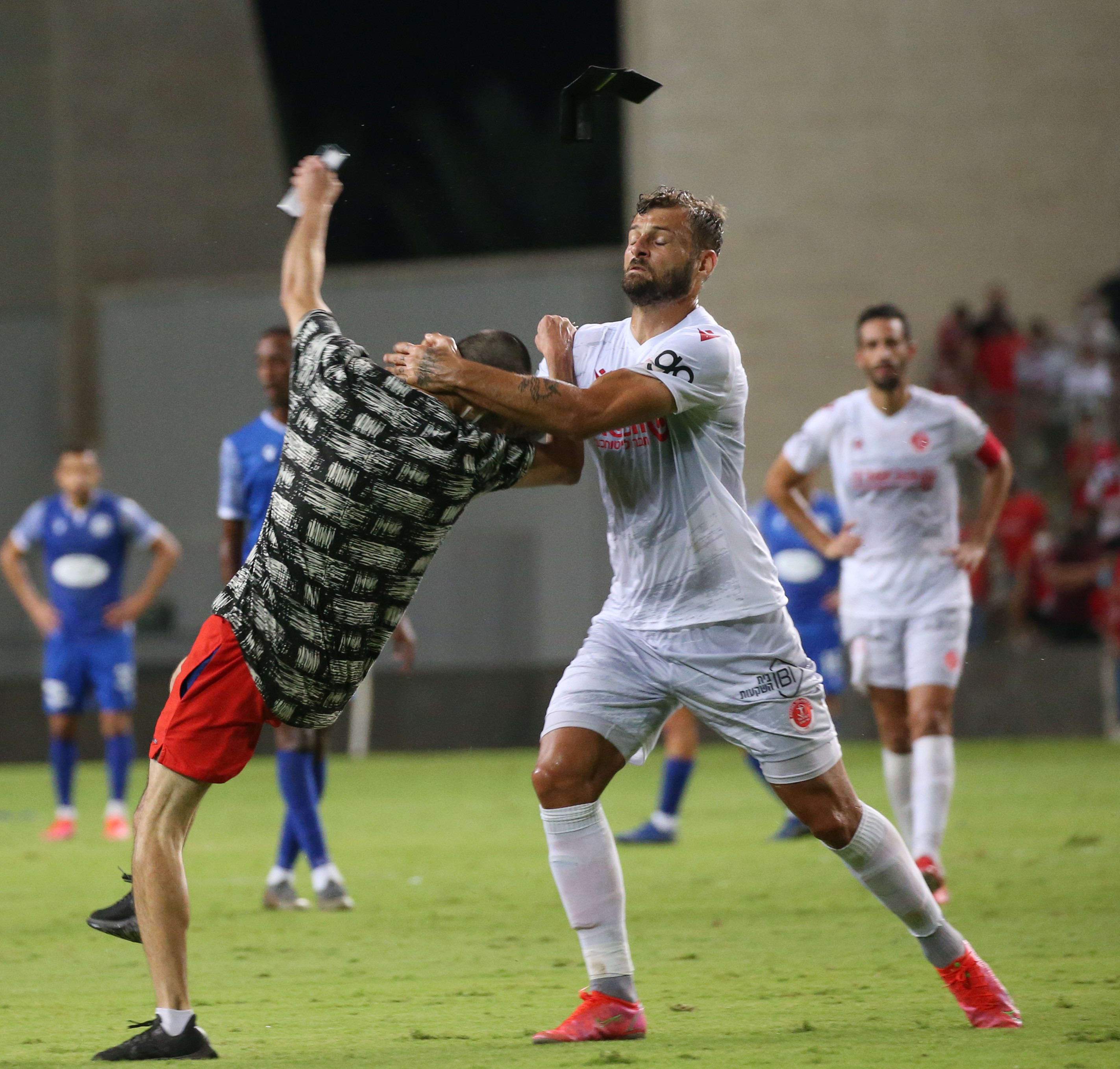 אדי גוטליב, שחקן הפועל תל אביב, ליד אוהד שתקף אותו