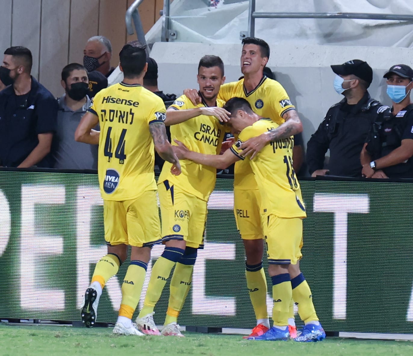 שחקני מכבי תל אביב חוגגים שער של סטיפה פריצה