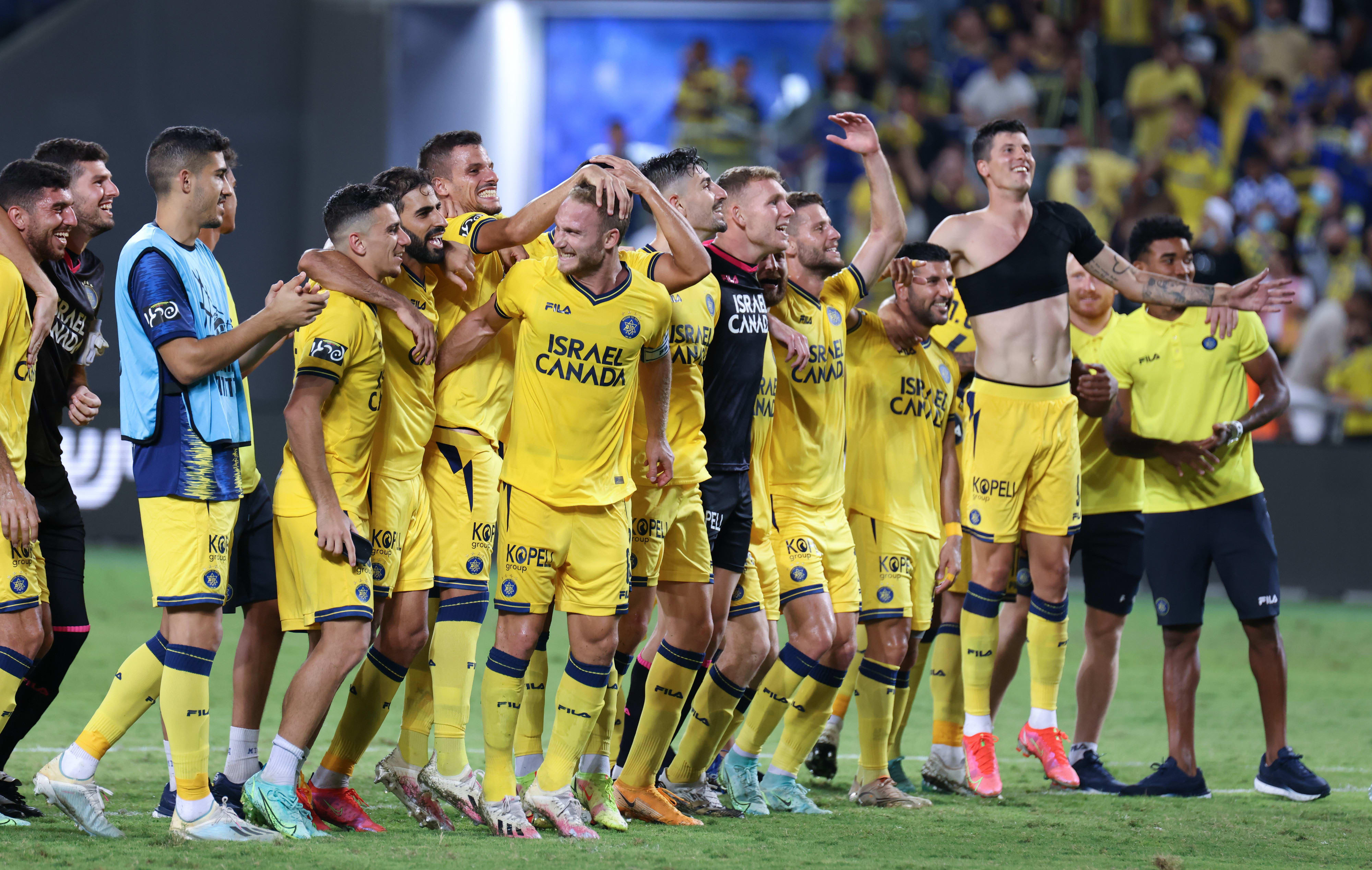 שחקני מכבי תל אביב חוגגים את הניצחון מול מכבי חיפה