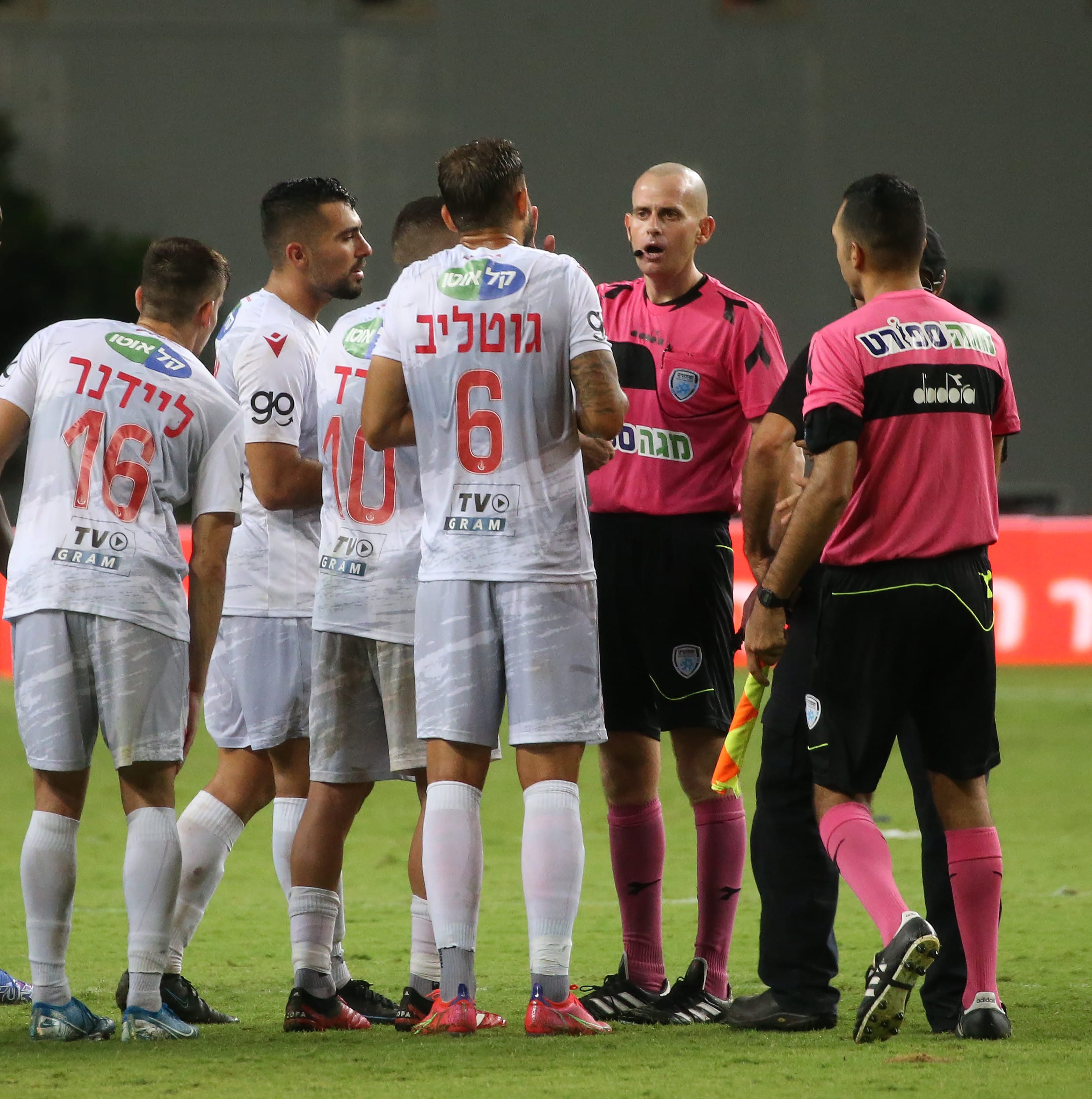 שחקן הפועל תל אביב, אדי גוטליב עם השופט עידן לייבה