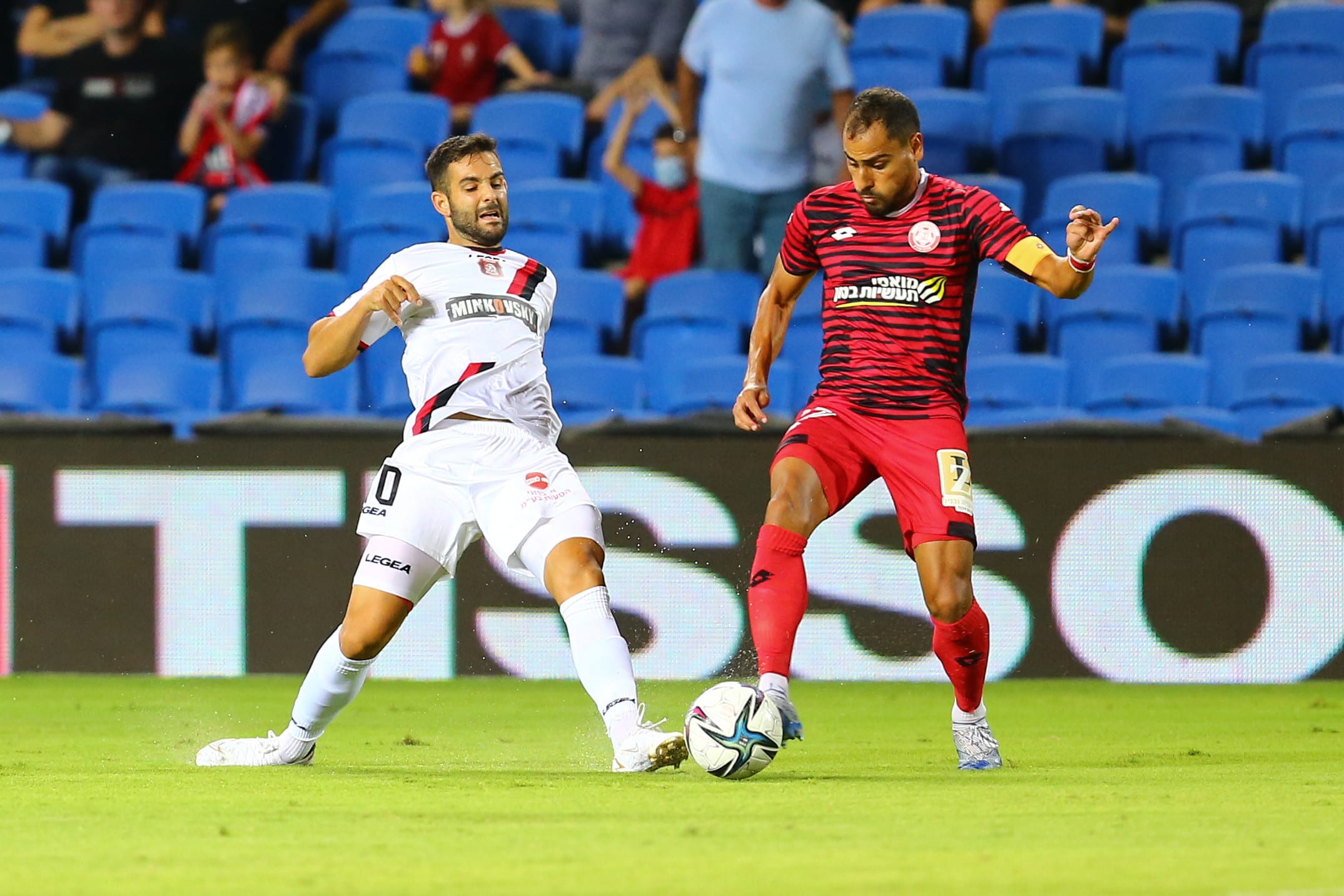 שחקן הפועל חדרה דיא לבאבידי מול שחקן הפועל ירושלים גיא חדידה