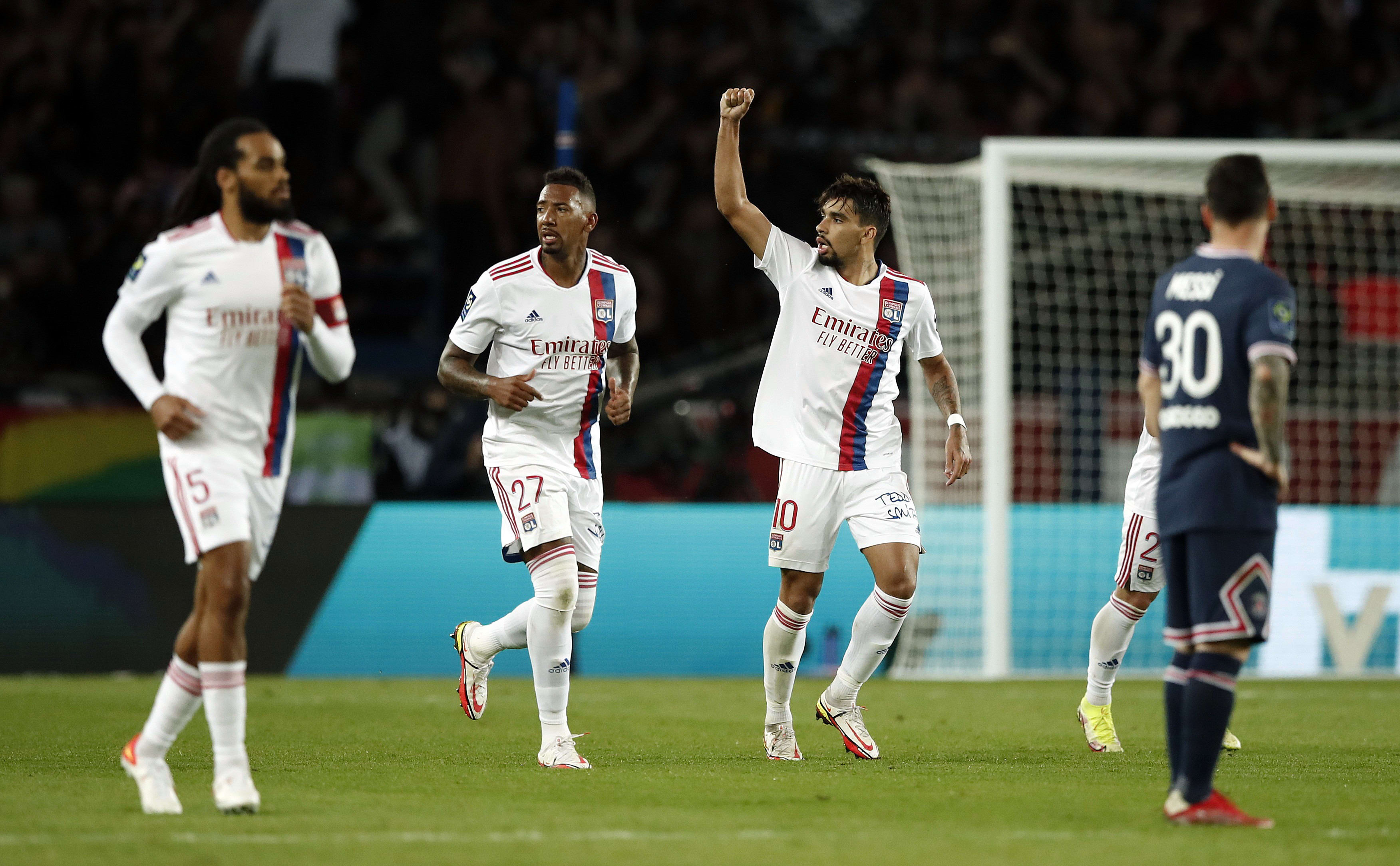 לוקאס פאקטה שחקן ליון חוגג עם ג'רום בואטנג