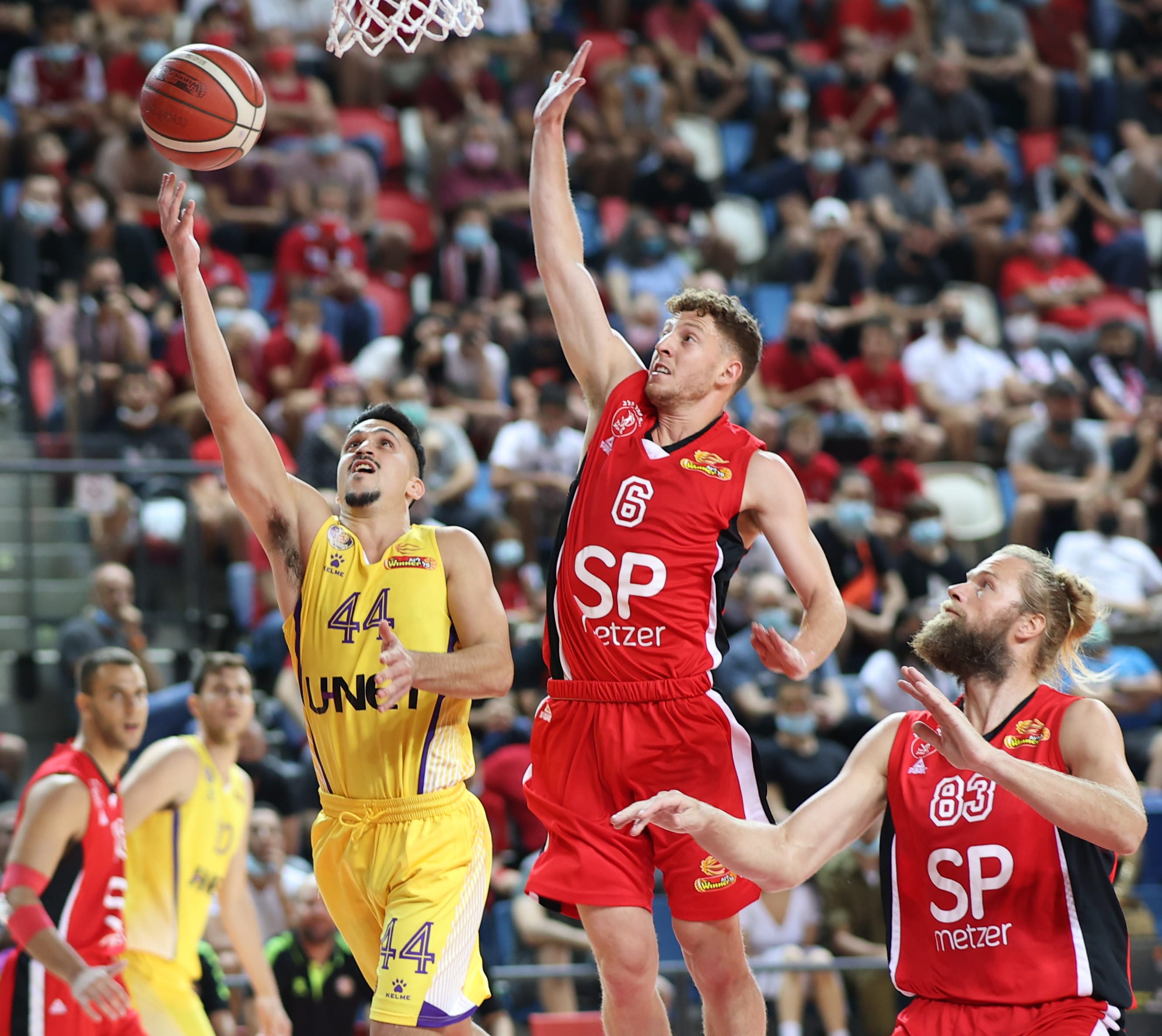 שחקן הפועל חולון ניב משגב מול שחקן הפועל תל אביב לוטן אמסלם