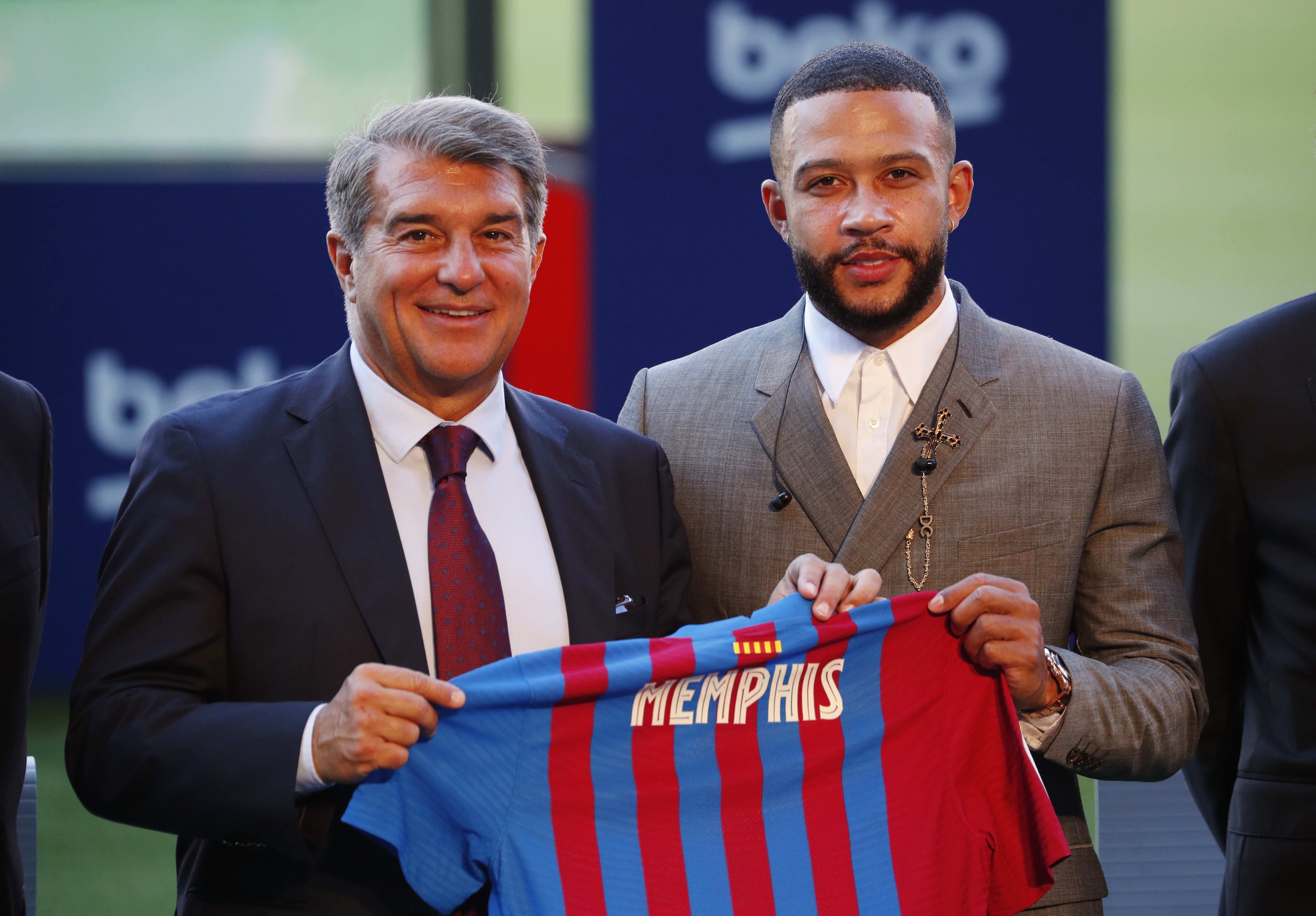 ממפיס דפאי שחקן ברצלונה עם נשיא המועדון ז'ואן לאפורטה