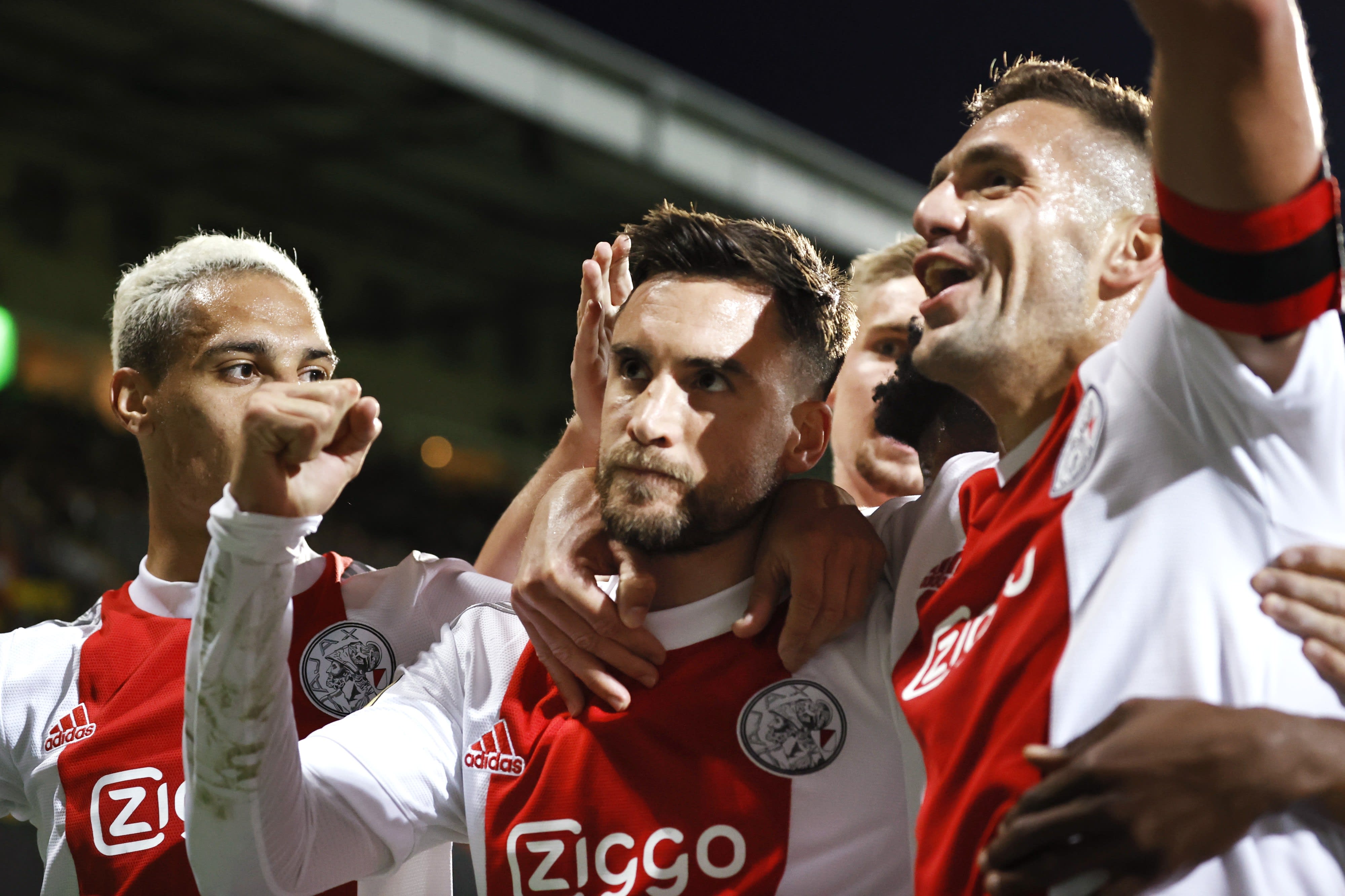 דושאן טאדיץ' (מימין) עם ניקולאס טגליאפיקו שחקני אייאקס