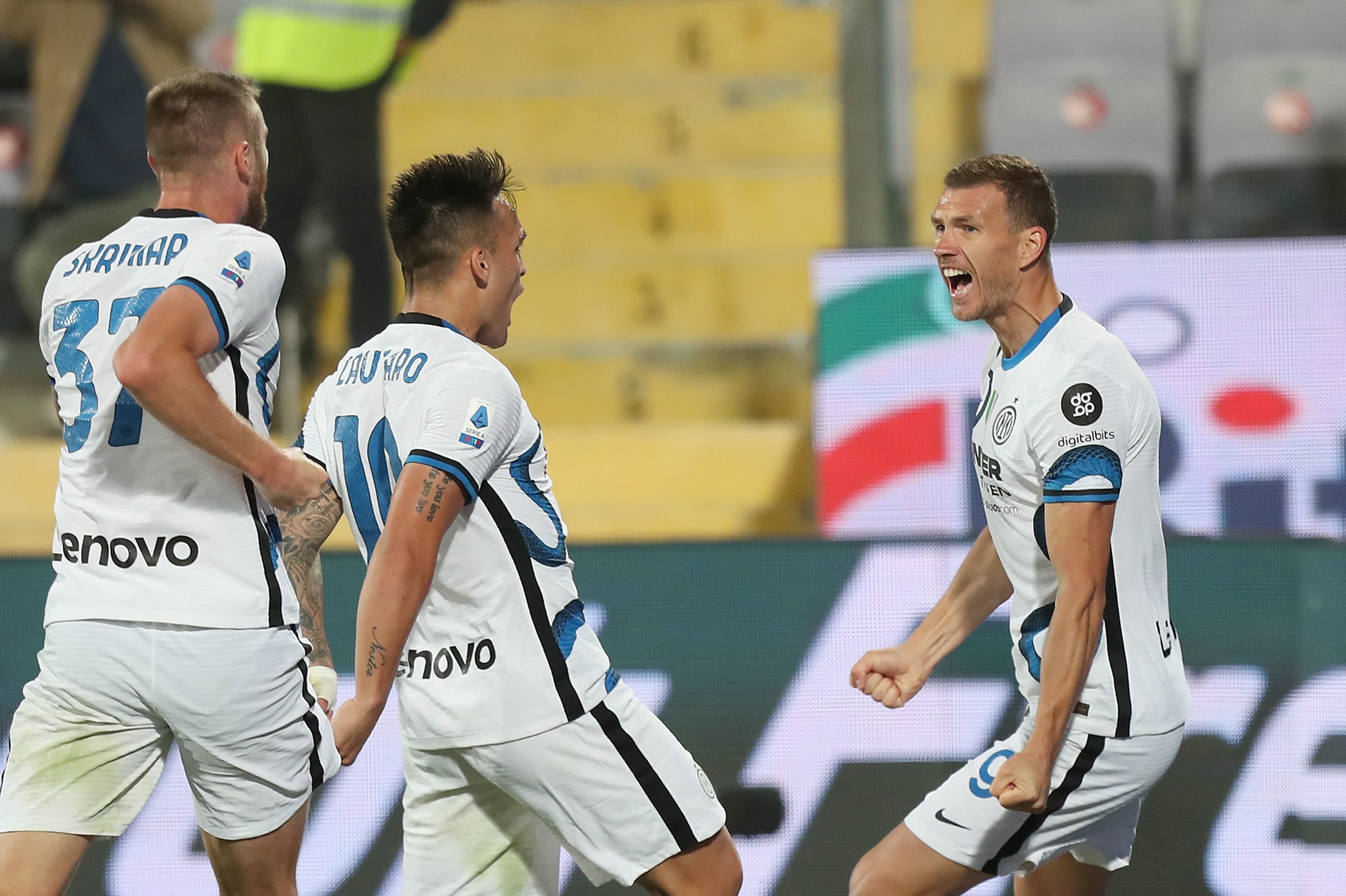 אדין דז'קו שחקן אינטר חוגג שער