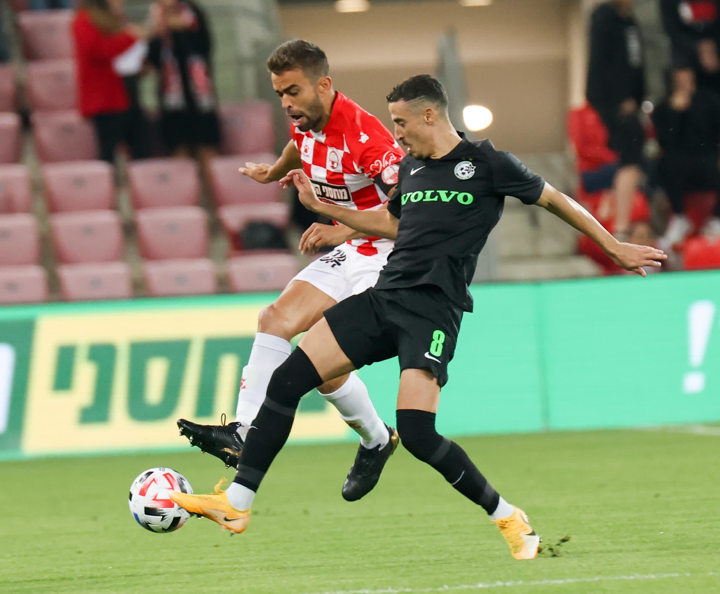 דולב חזיזה שחקן מכבי חיפה מול מיגל ויטור שחקן הפועל באר שבע