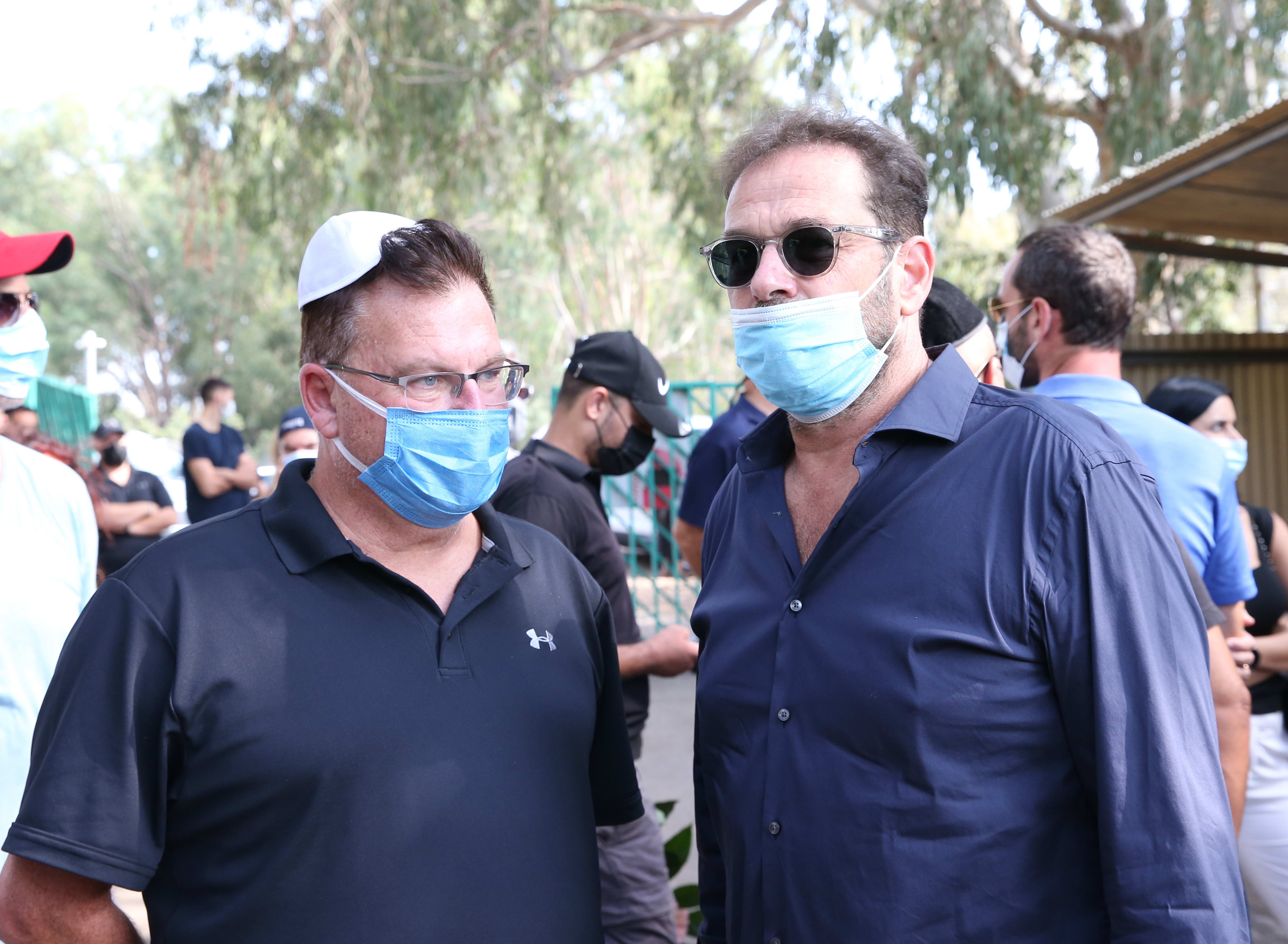 שרון דרוקר מאמן כדורסל עם עופר ברקוביץ' מאמן כדורסל