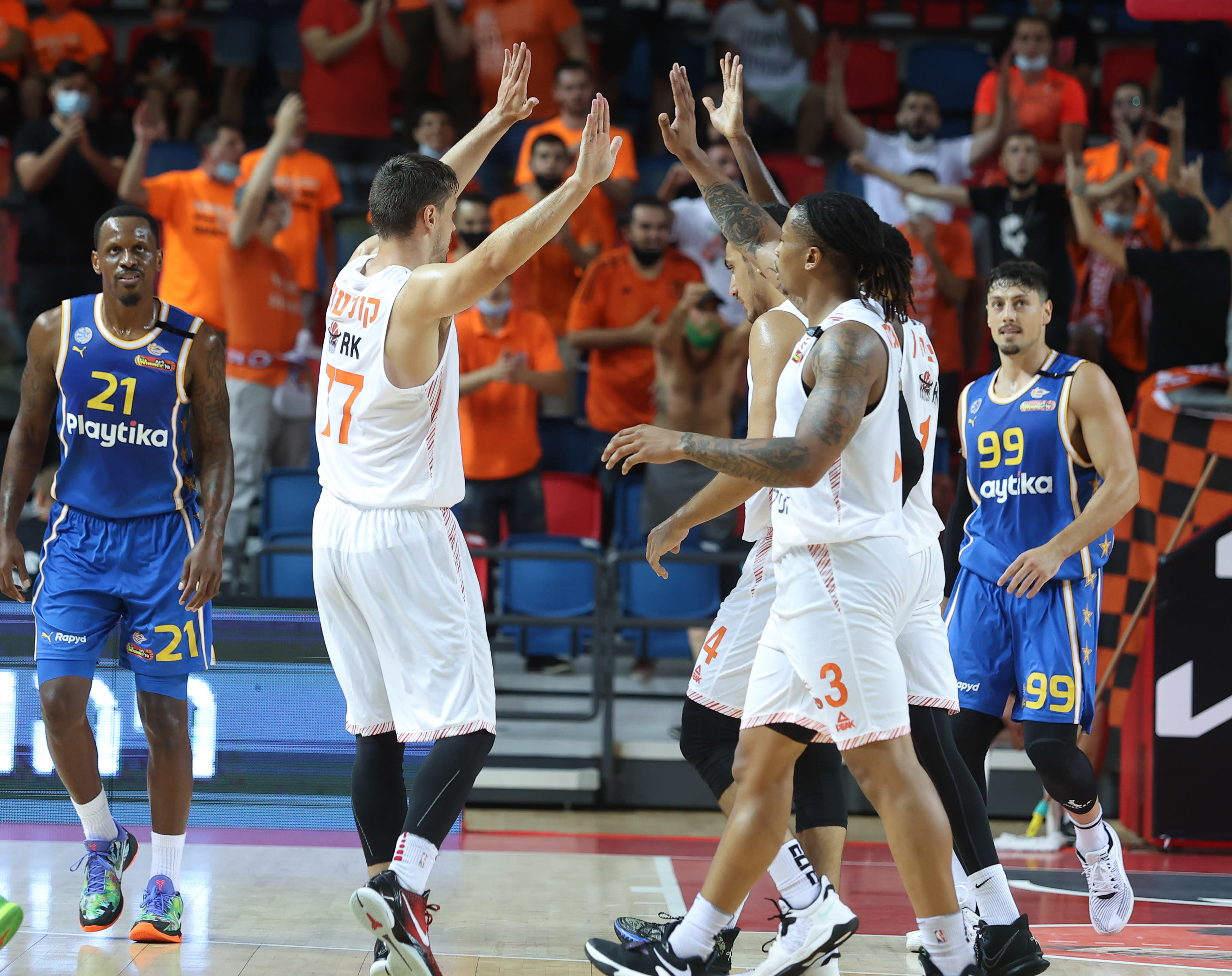 שחקני מכבי ראשון לציון חוגגים