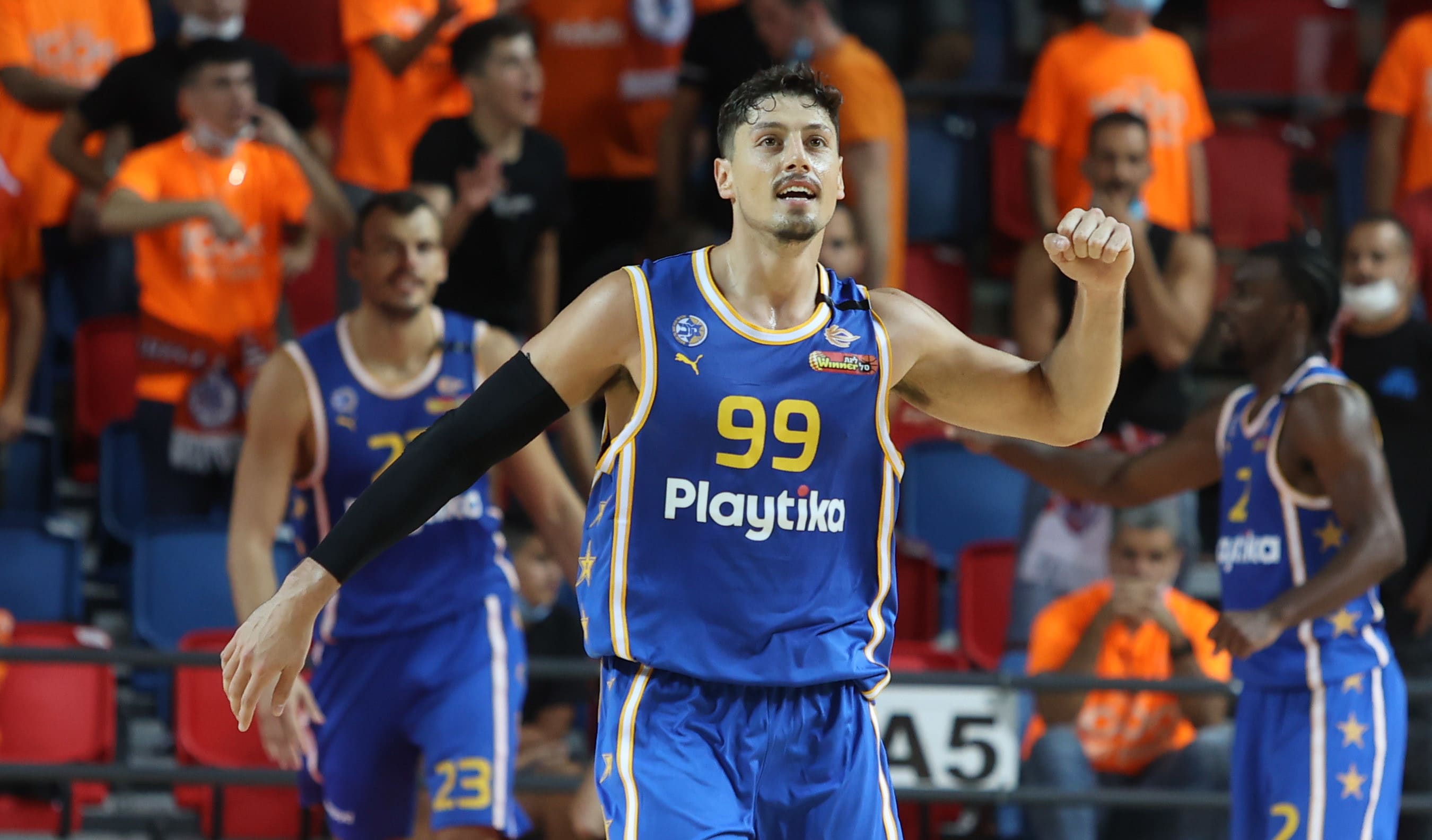 שחקן מכבי תל אביב יפתח זיו חוגג