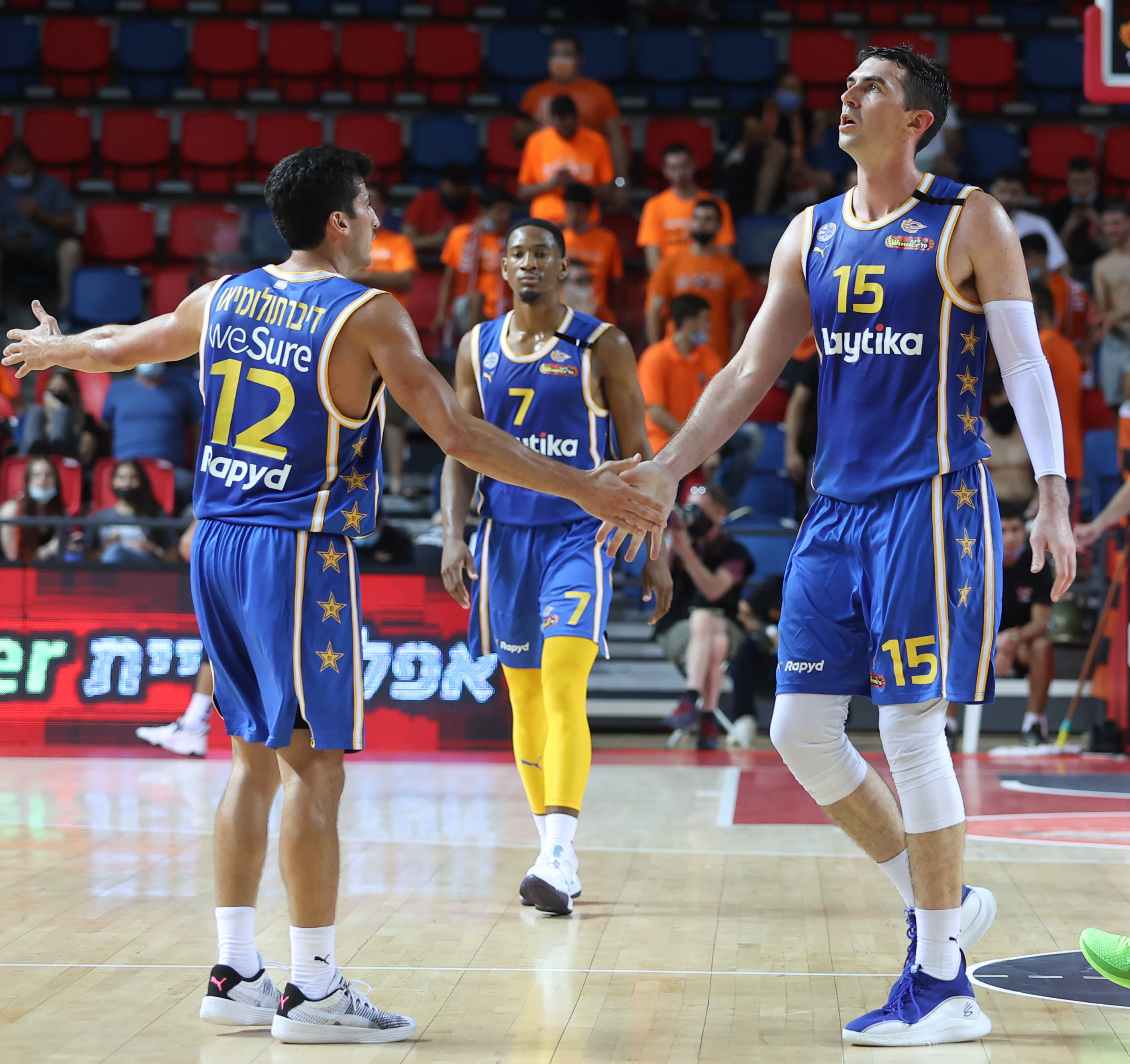 שחקני מכבי תל אביב ג'ייק כהן, ג'ון דיברתולומיאו חוגגים