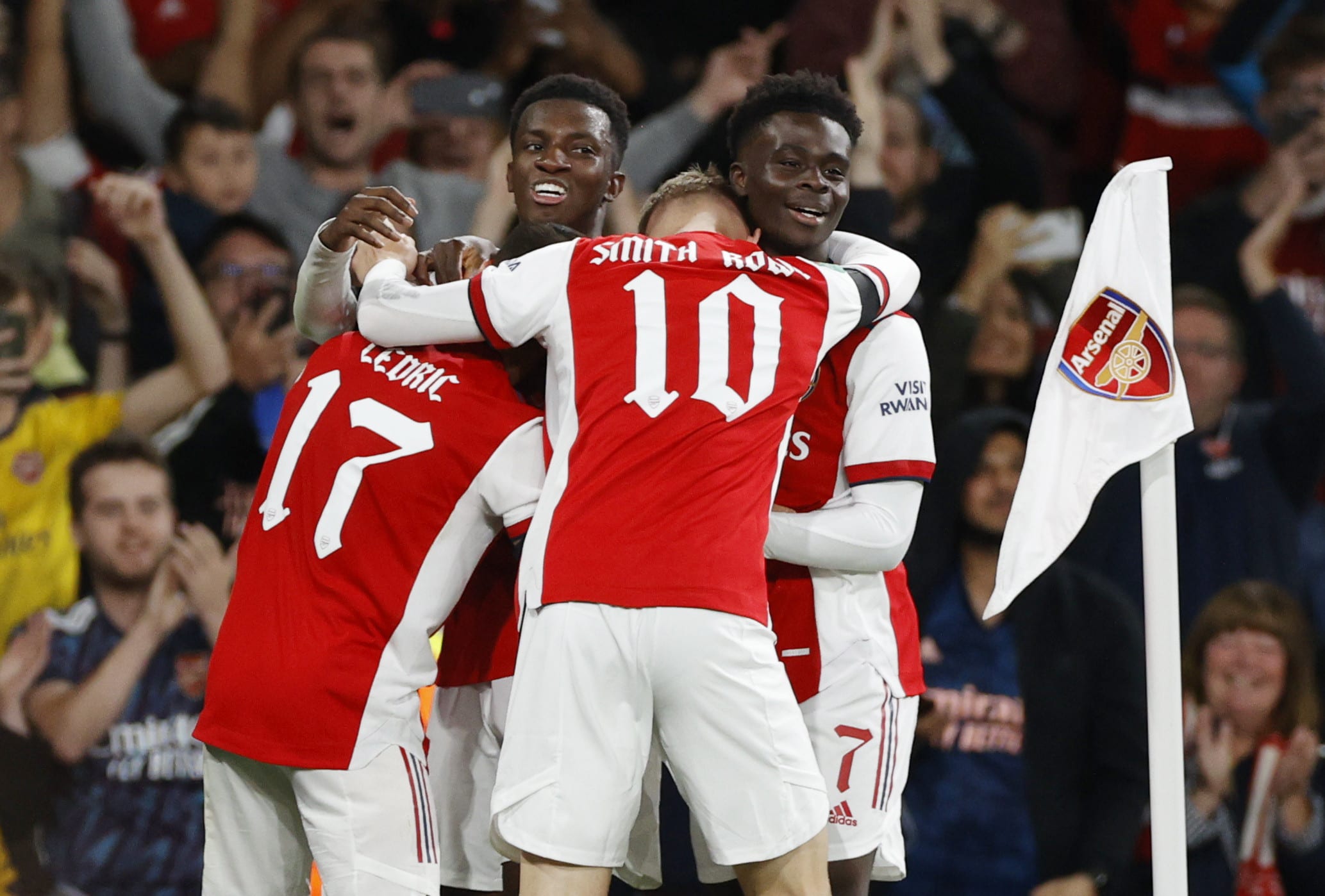 אדי אנקטייה שחקן ארסנל חוגג עם בוקאיו סאקה וחבריו