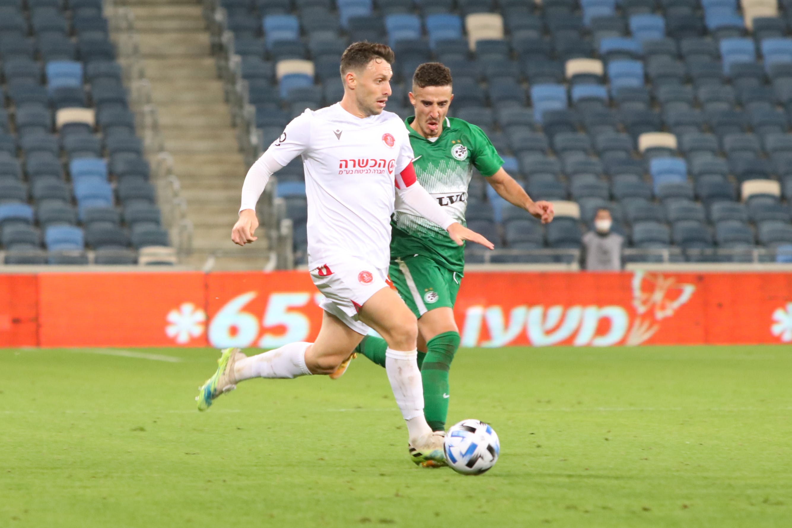 עומרי אלטמן שחקן הפועל תל אביב לפני דולב חזיזה שחקן מכבי חיפה