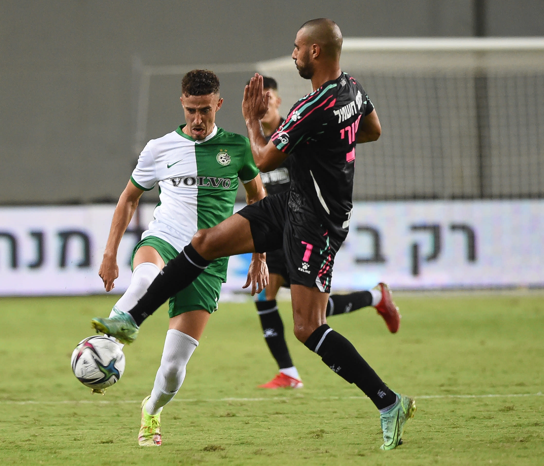 דולב חזיזה שחקן מכבי חיפה מול רמזי ספורי שחקן הפועל באר שבע