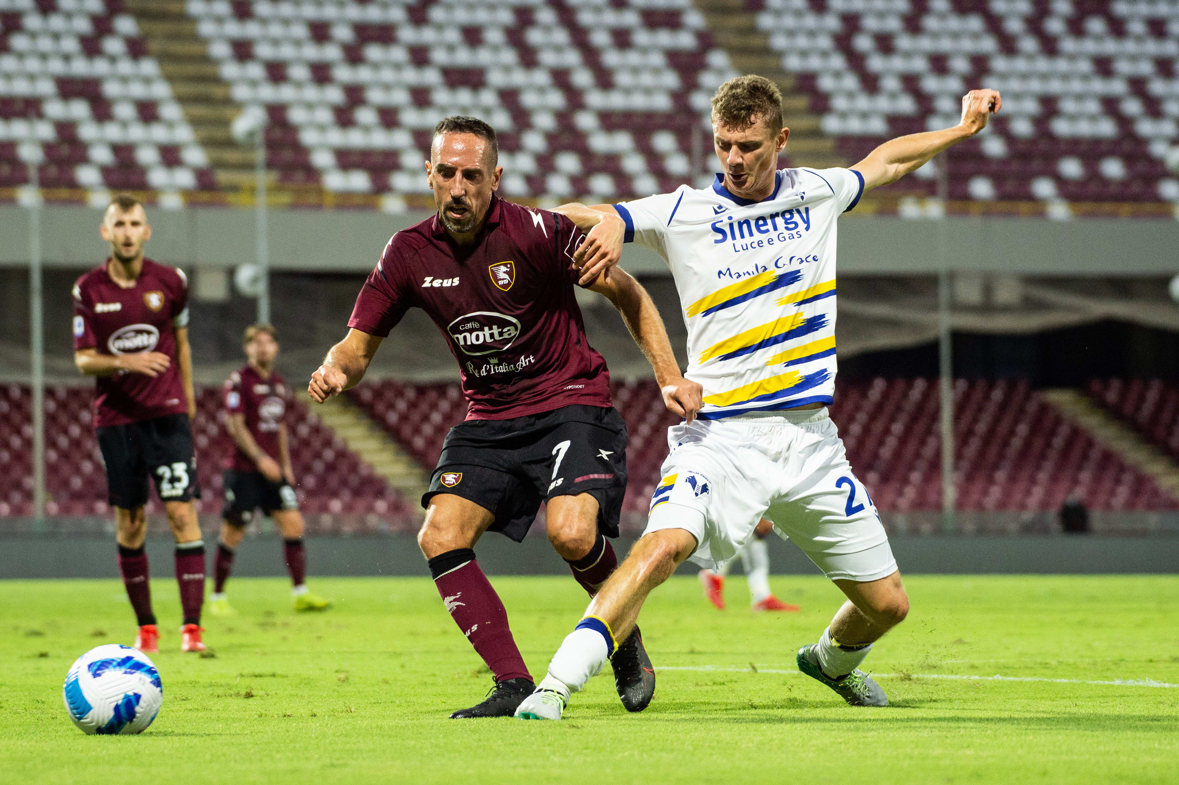 שחקן סלרניטנה פרנק ריברי, מול שחקן ורונה, פאבל דוידוביץ'