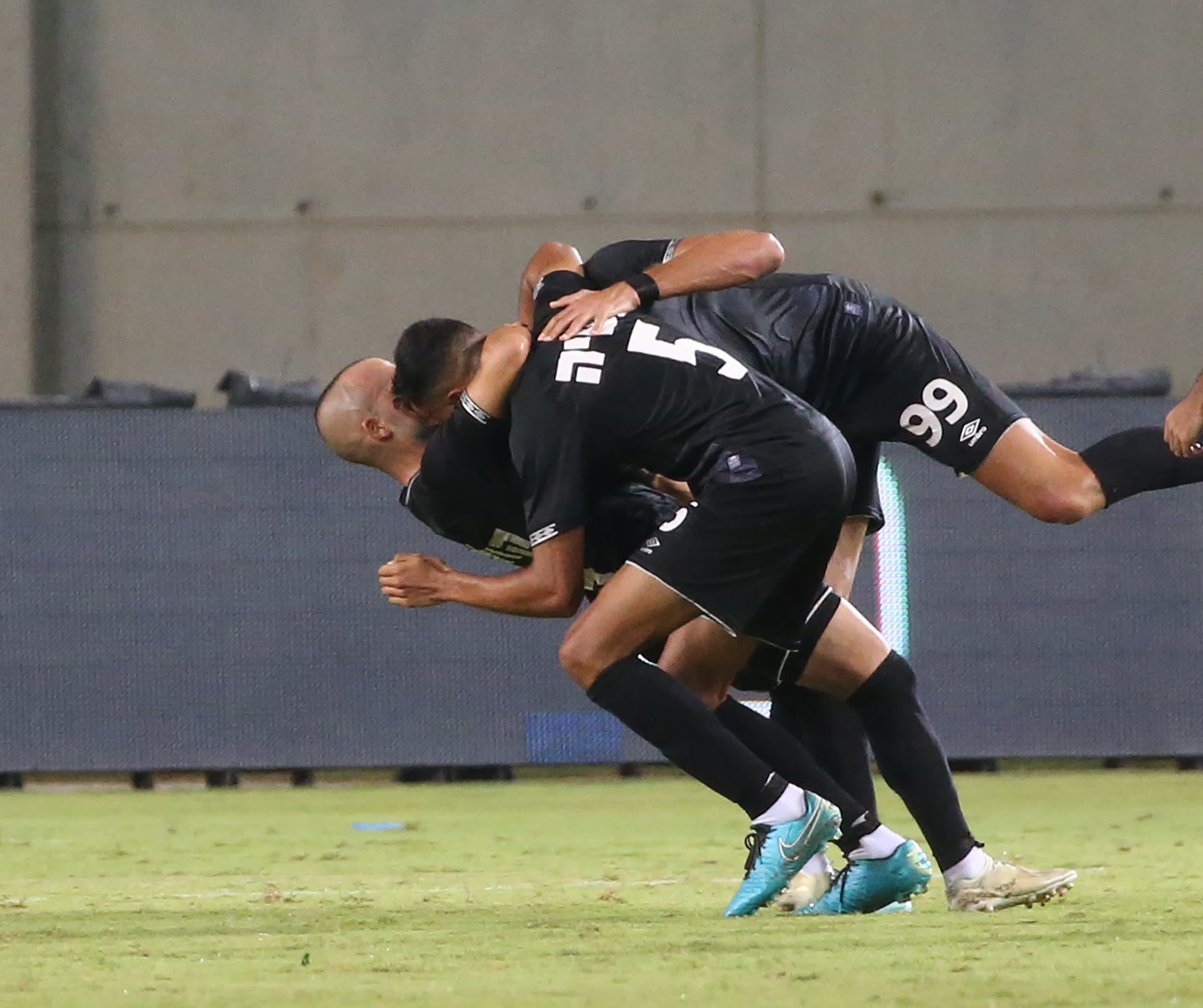 שחקני הפועל עכו חוגגים