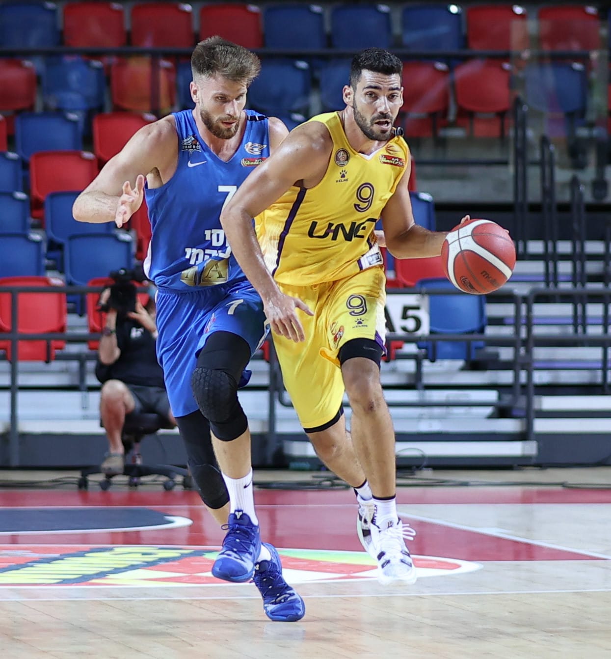 שחקן הפועל חולון רפי מנקו מול שחקן הפועל אילת מירון רוינה