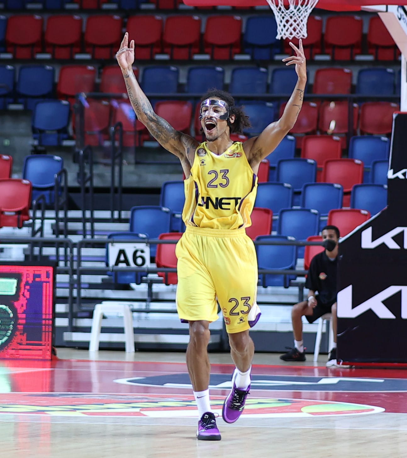 שחקן הפועל חולון סטיבן גריי