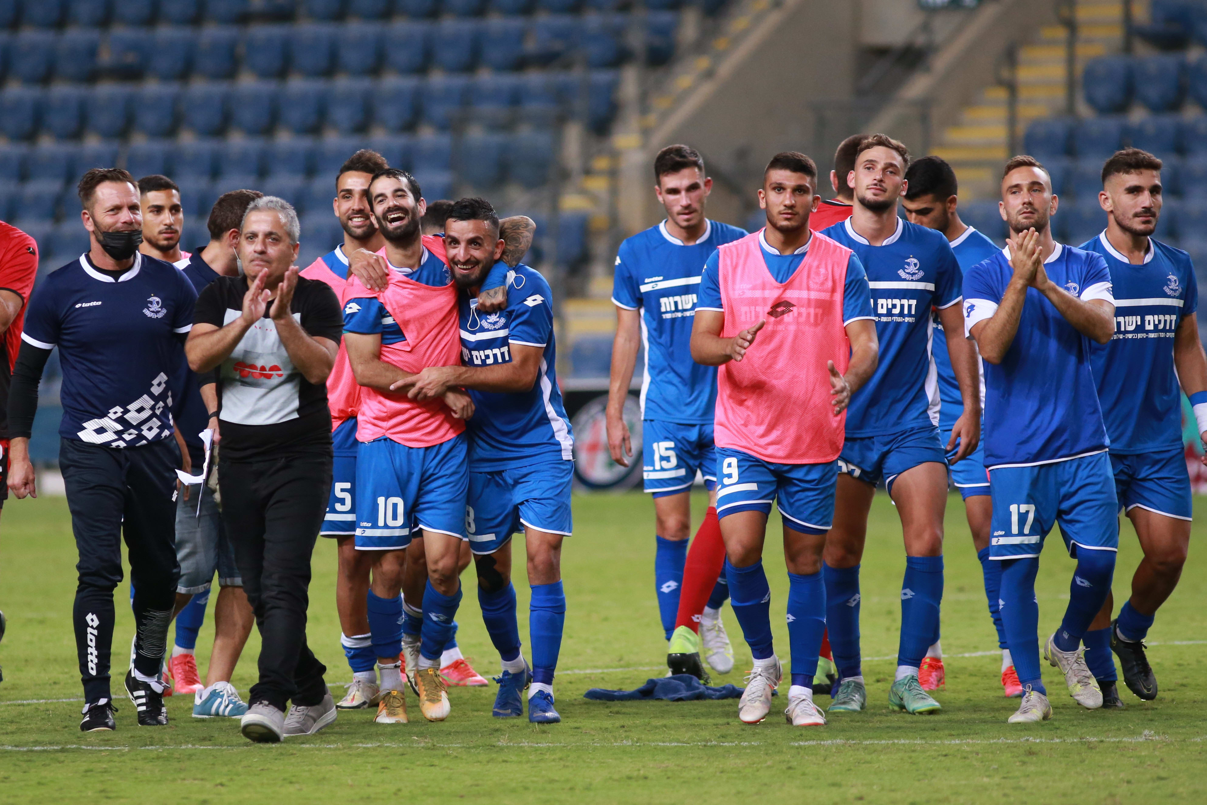 שחקני הפועל פתח תקוה חוגגים