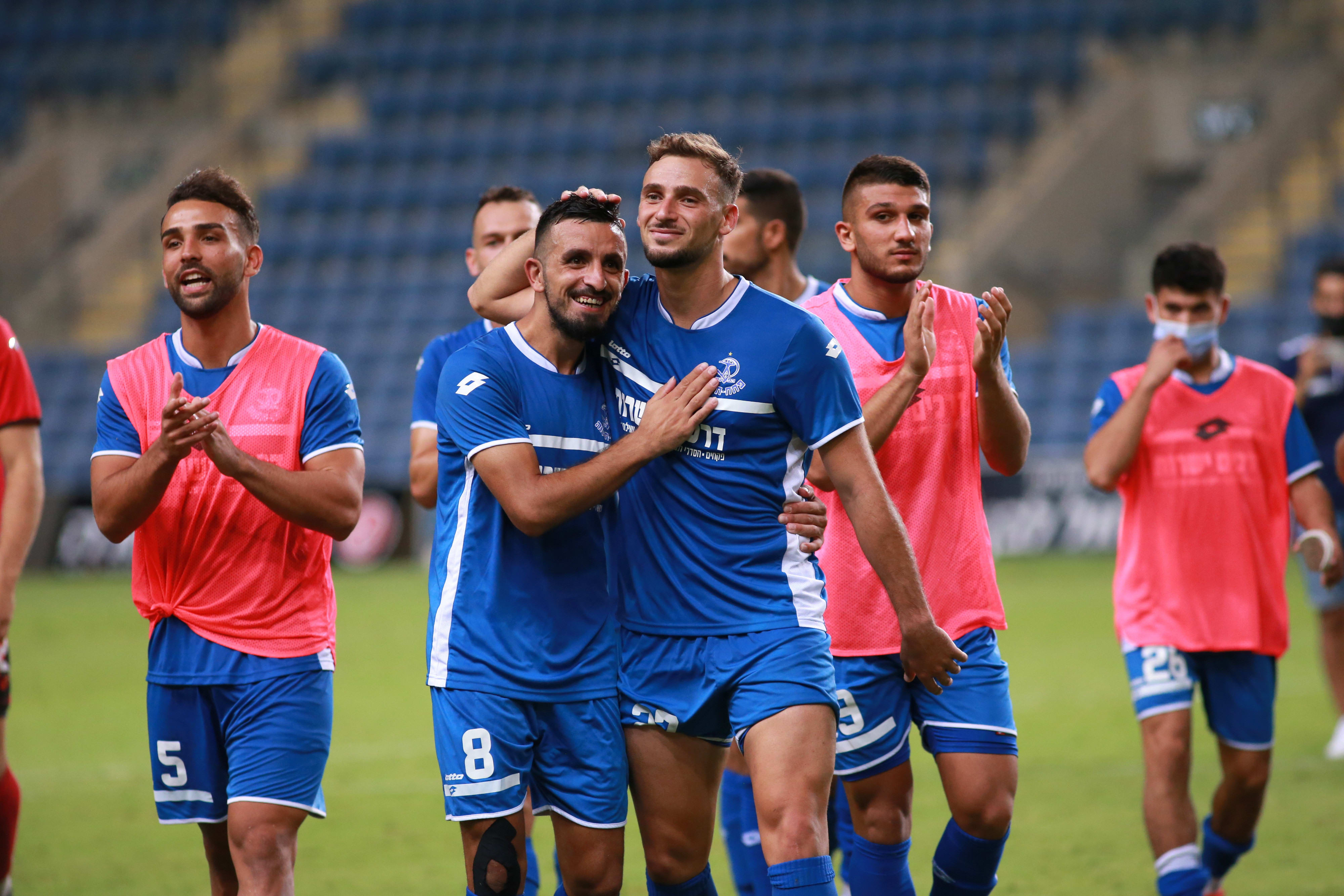 רן וטורי עם מוחמד באדיר שחקני הפועל פתח תקוה