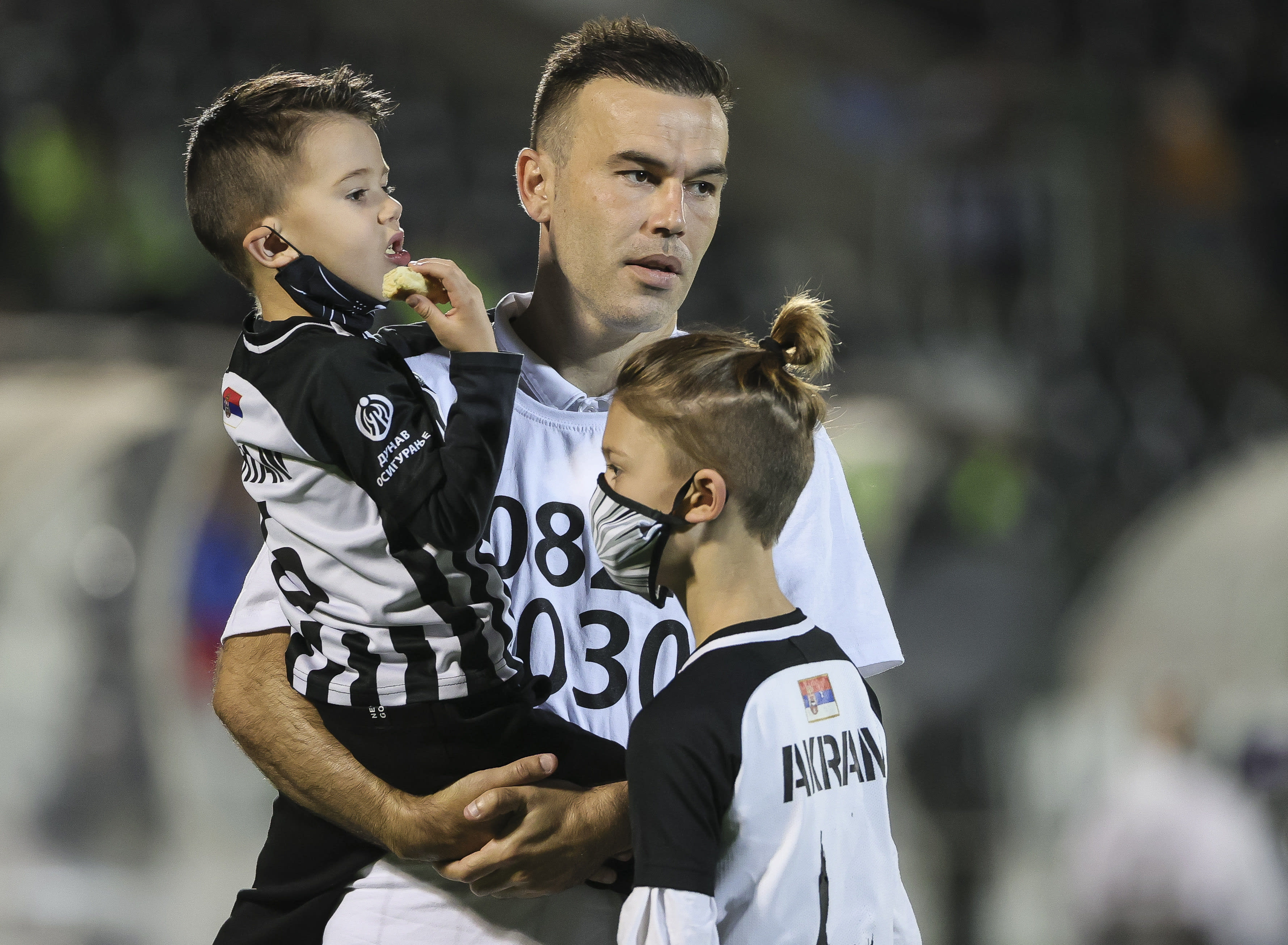 ביברס נאתכו שחקן פרטיזן בלגרד עם ילדיו