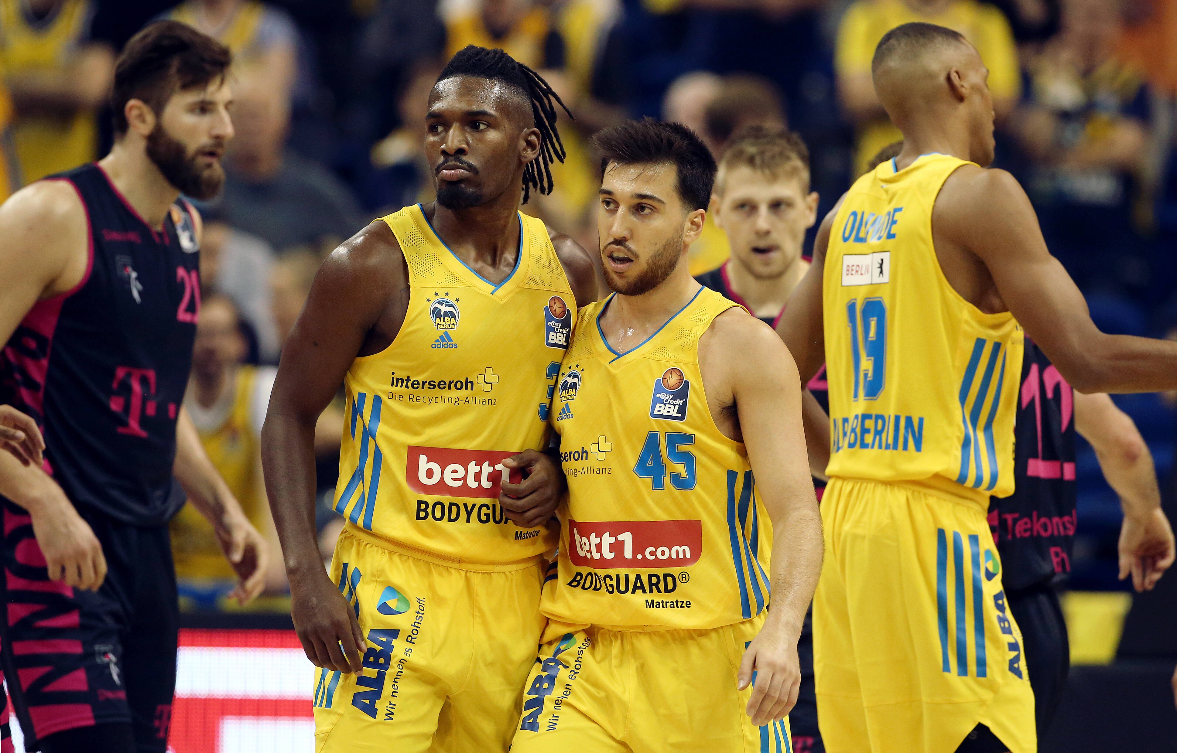 תמיר בלאט שחקן אלבה ברלין עם ג'אלין סמית'