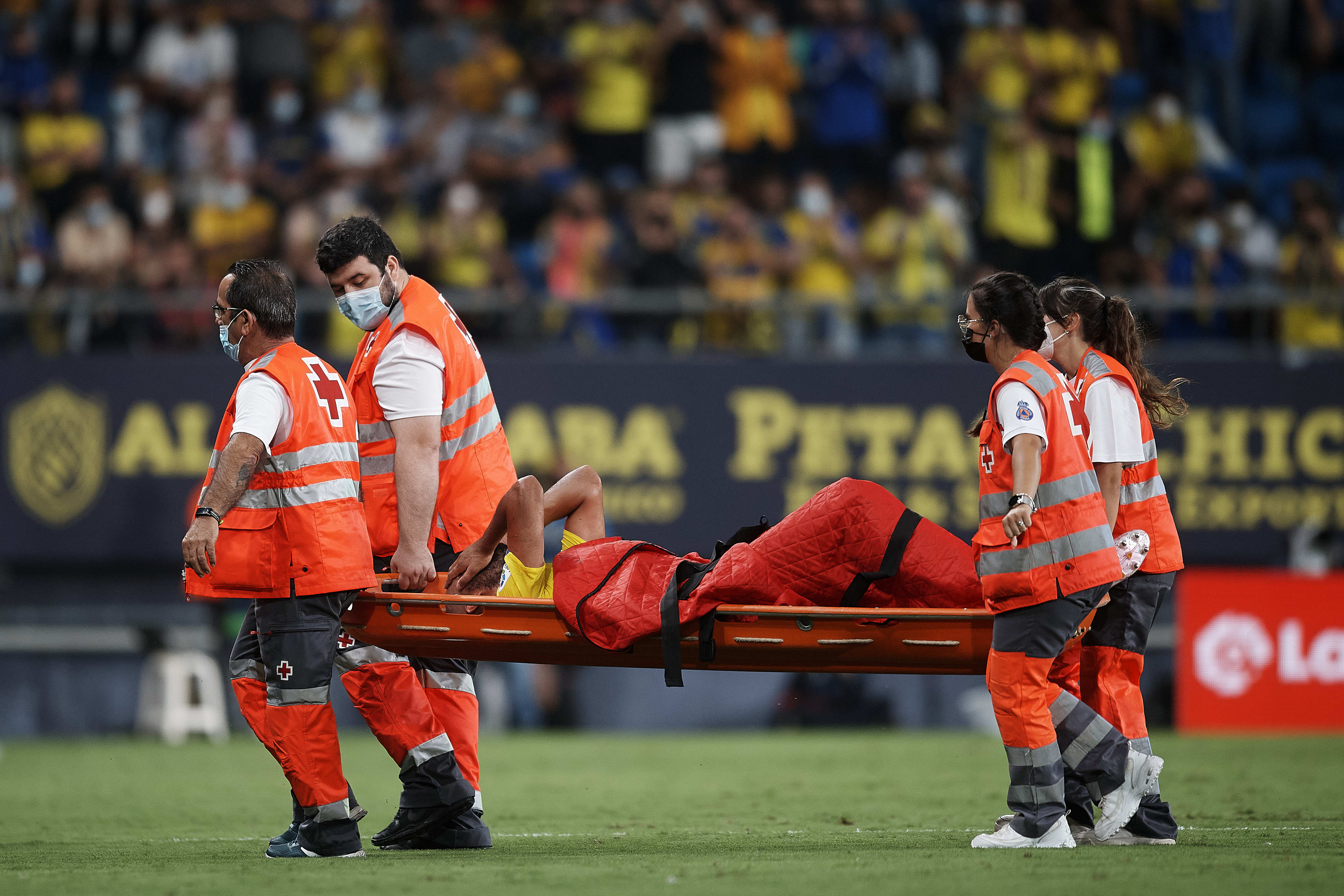 פאלי שחקן קאדיס מפונה מהמגרש באלונקה