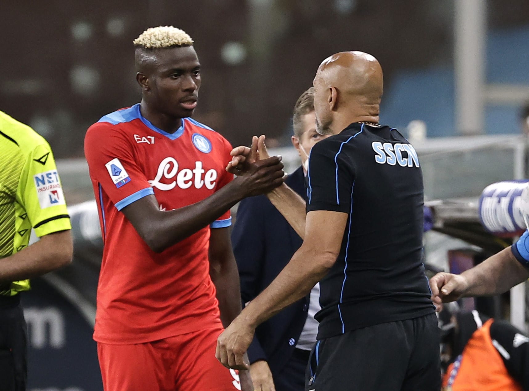 שחקן נאפולי, ויקטור אוסימן, עם המאמן לוצ'אנו ספאלטי