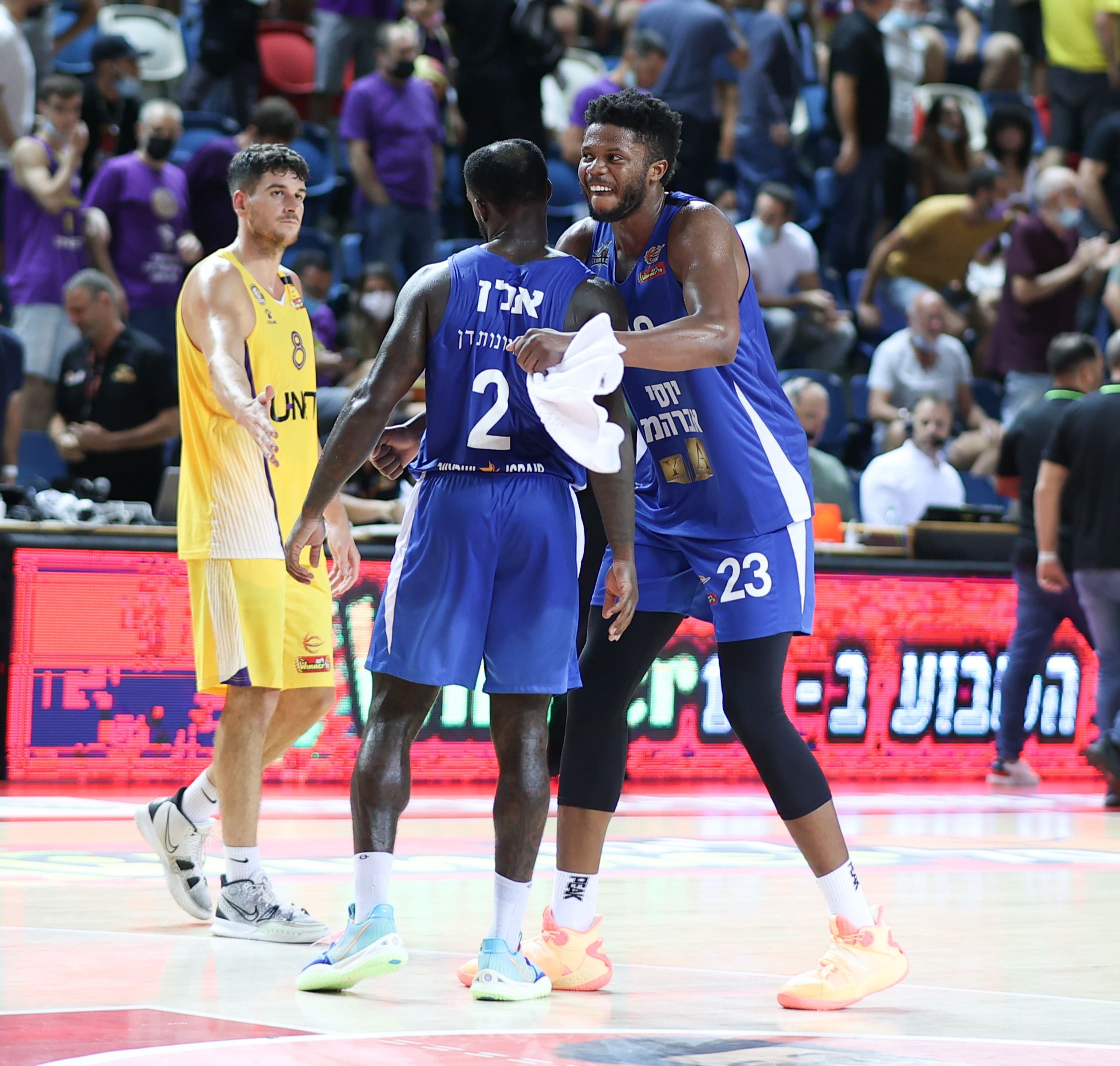 שחקן הפועל אילת ג'סטין פאטון עם בריון אלן