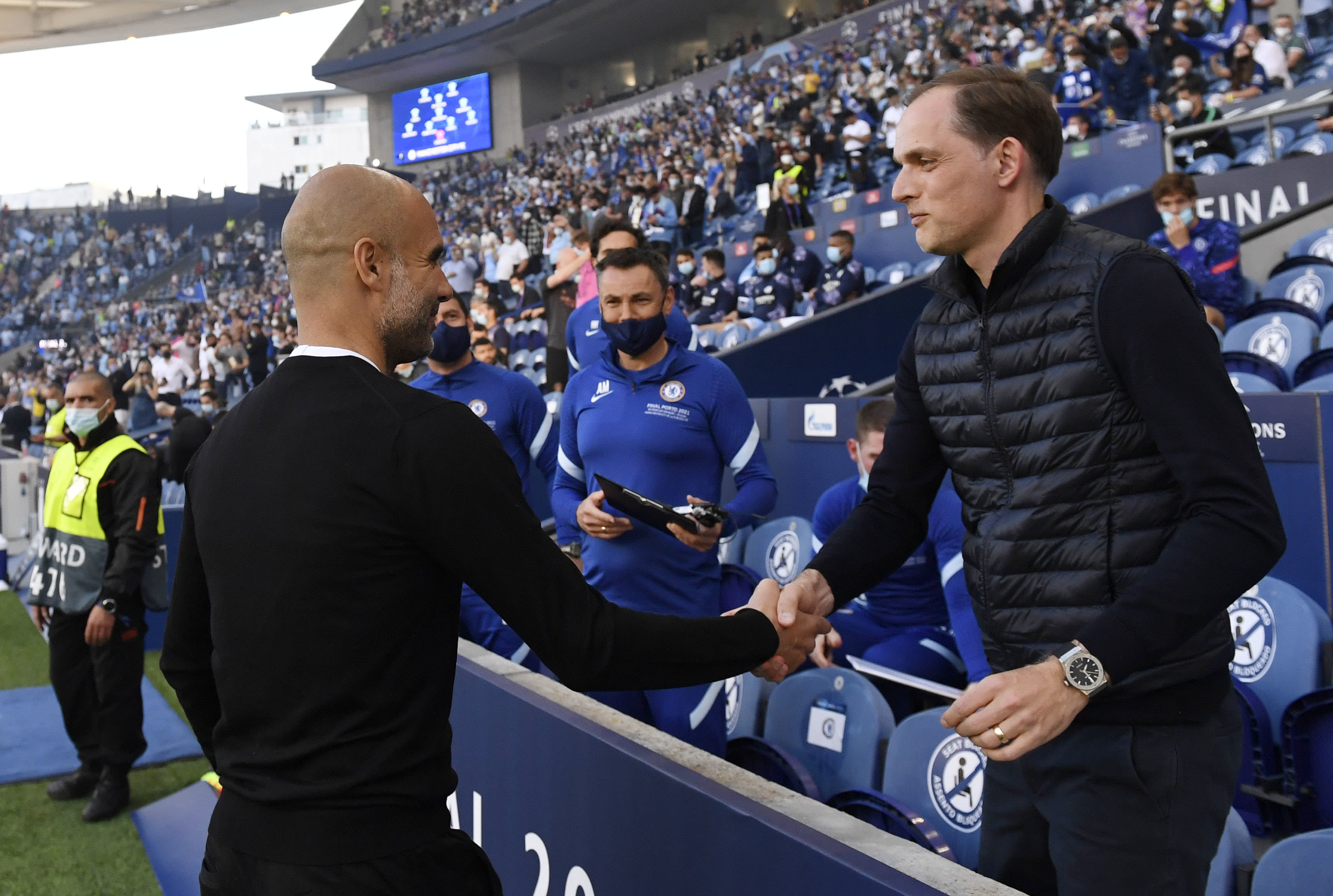 תומאס טוכל מאמן צ'לסי עם פפ גווארדיולה מאמן מנצ'סטר סיטי