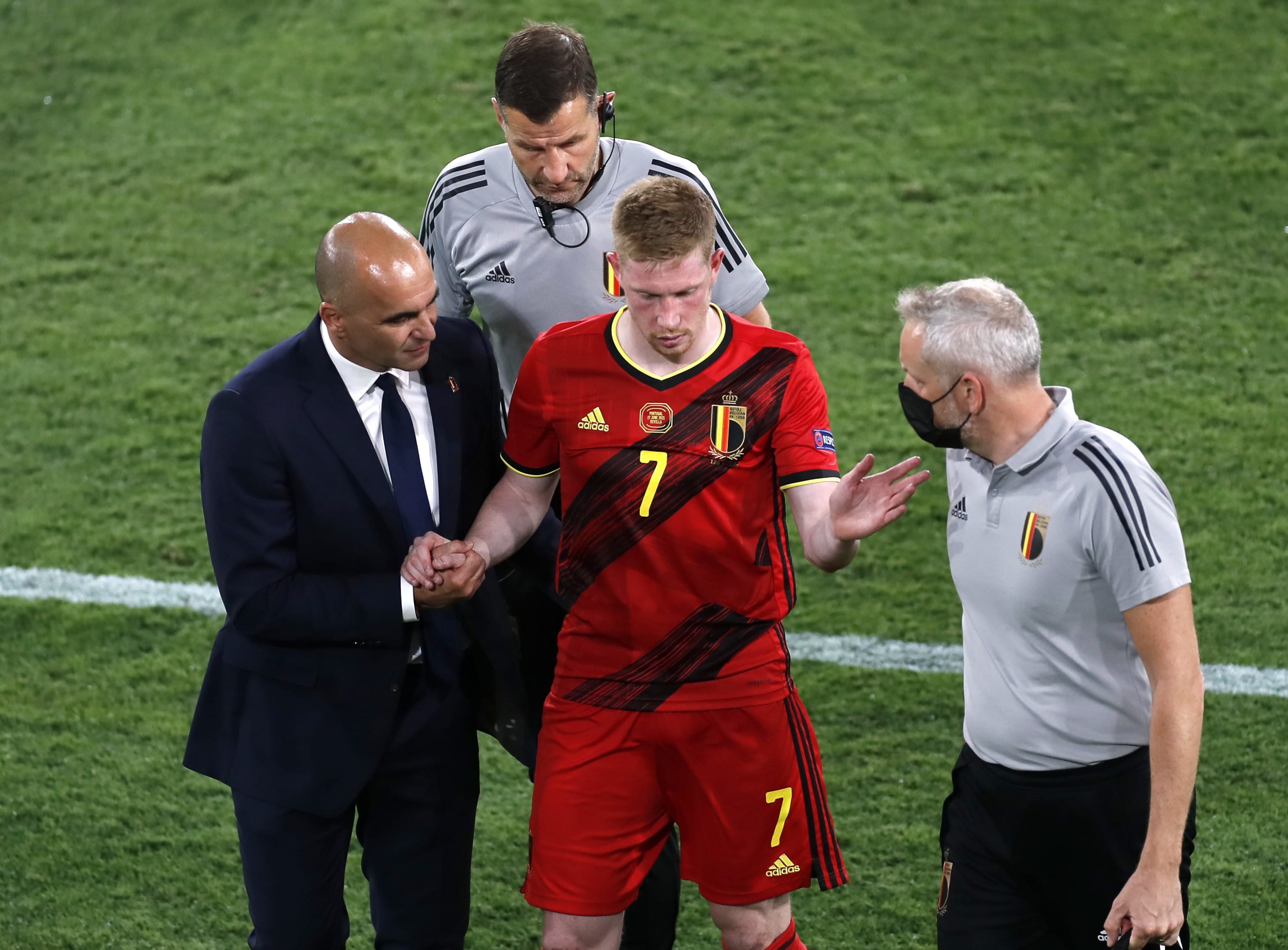 רוברטו מרטינס מאמן נבחרת בלגיה עם קווין דה בראונה