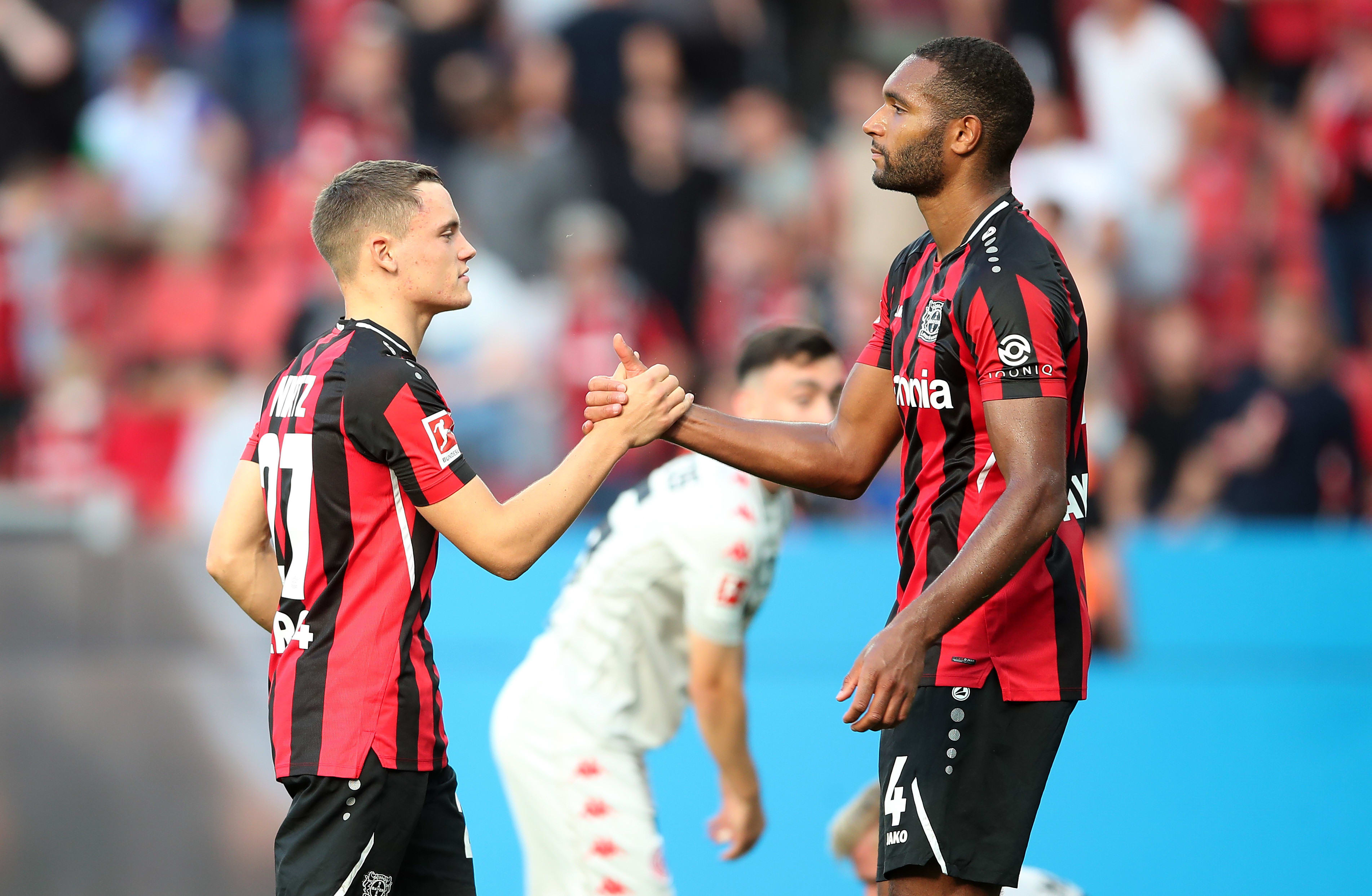 פלוריאן וירץ שחקן באייר לברקוזן עם יונתן טה