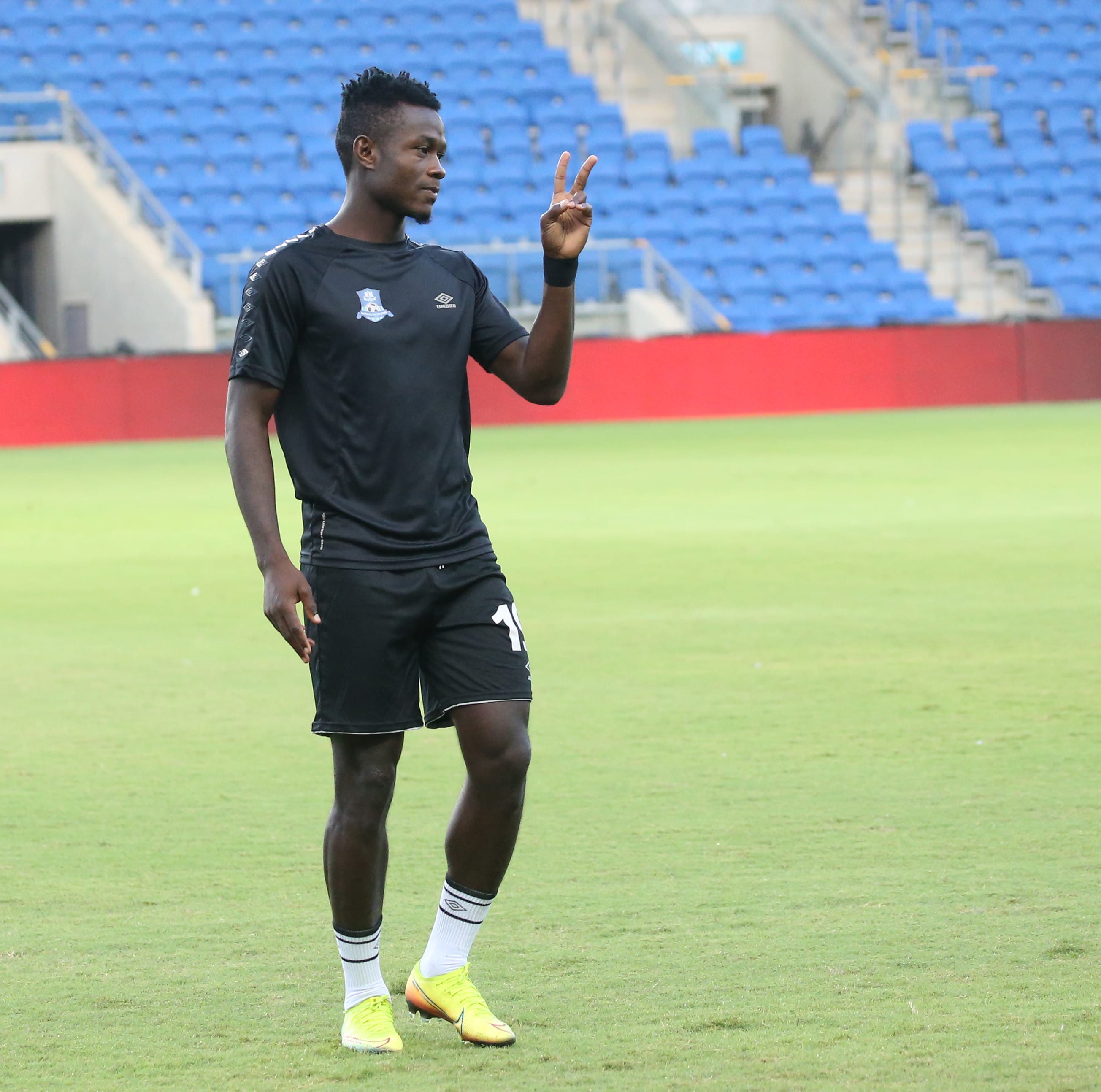 אליו אדם שחקן הפועל עכו בחימום