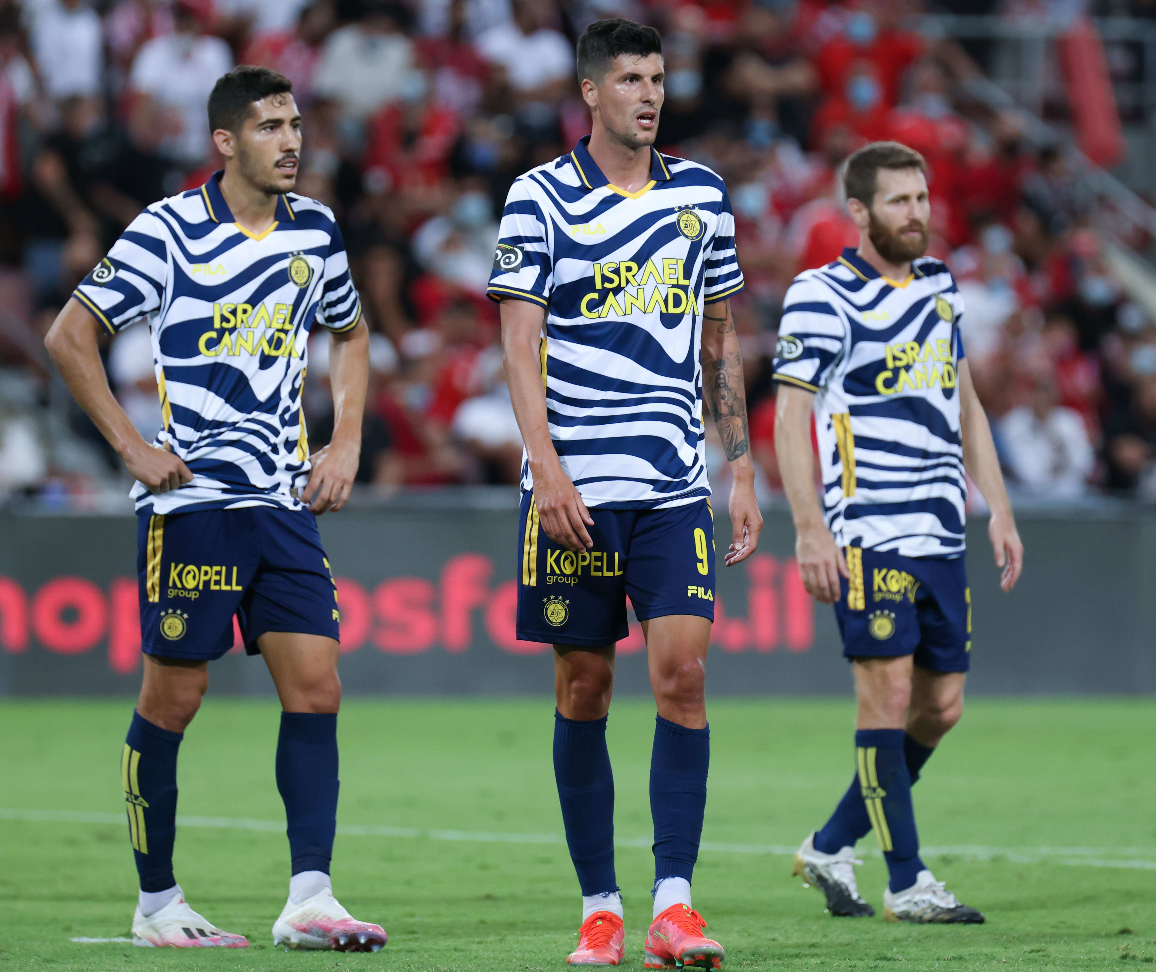 שחקן מכבי תל אביב סטיפה פריצה עם מתן בלטקסה, שרן ייני