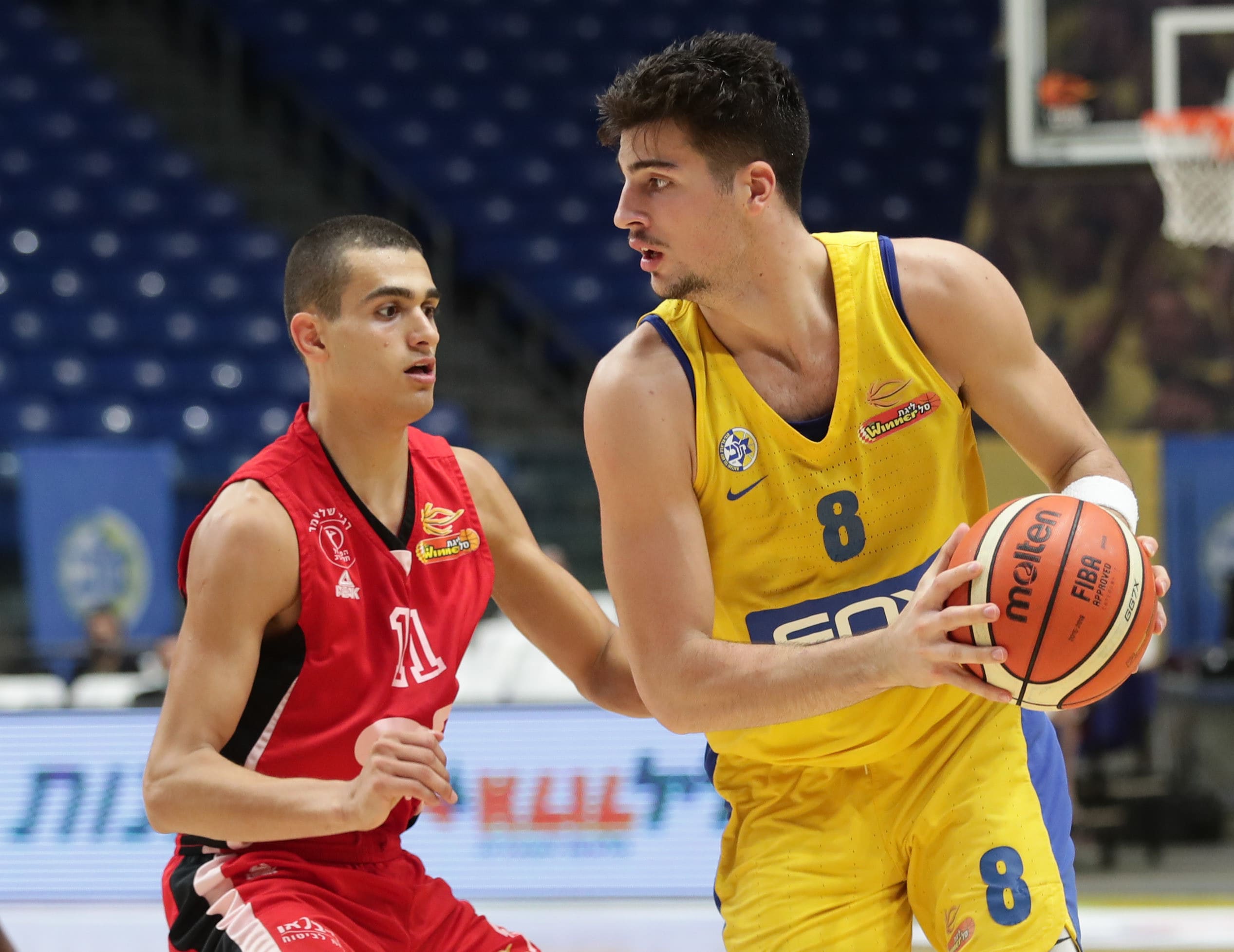 דני אבדיה שחקן מכבי תל אביב מול ים מדר שחקן הפועל תל אביב