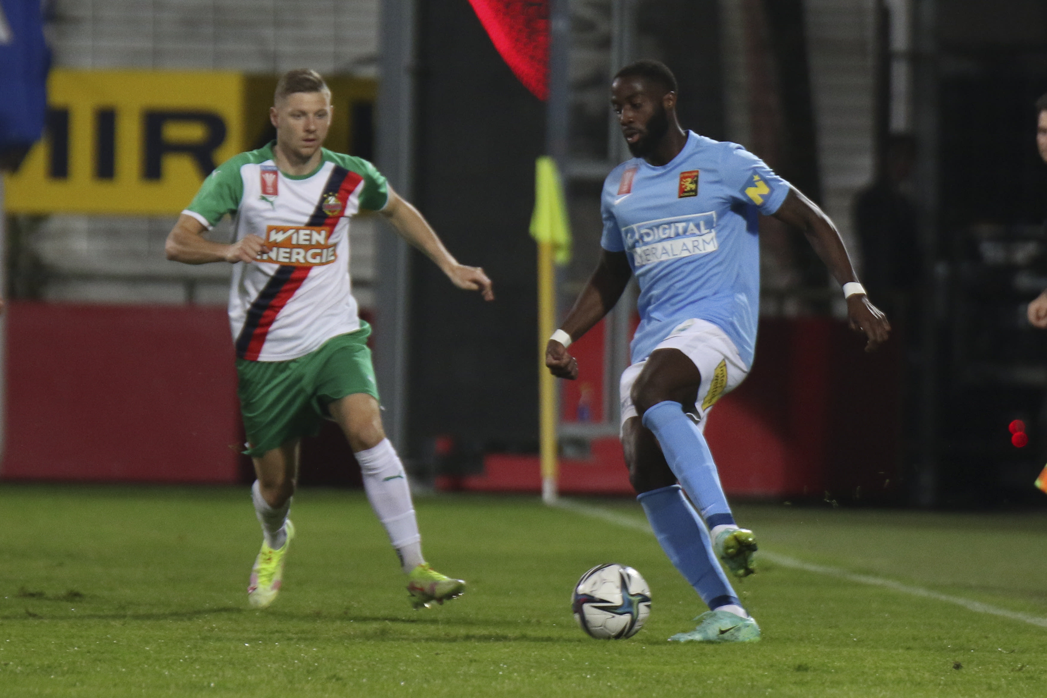 שחקן אדמירה ואקר, ג'וזף גנדה, מול שחקן ראפיד וינה, מקסימיליאן אולמן