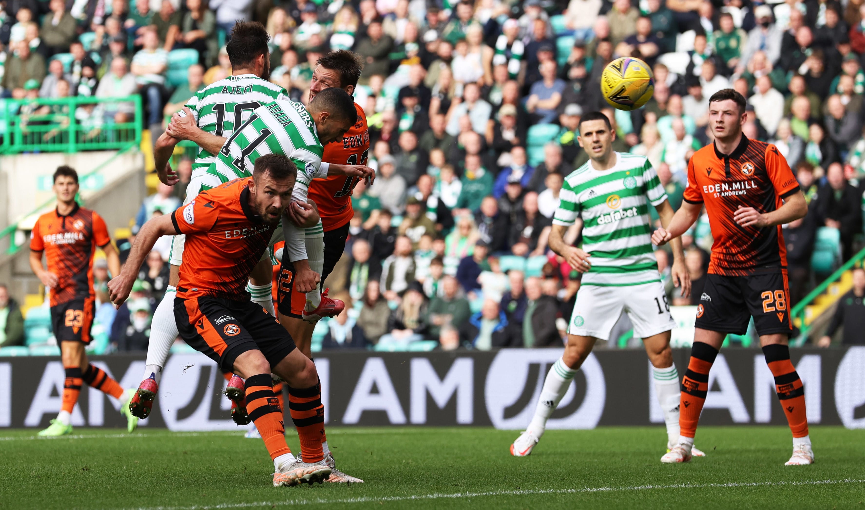 ליאל עבדה שחקן סלטיק כובש בנגיחה מול דנדי יונייטד